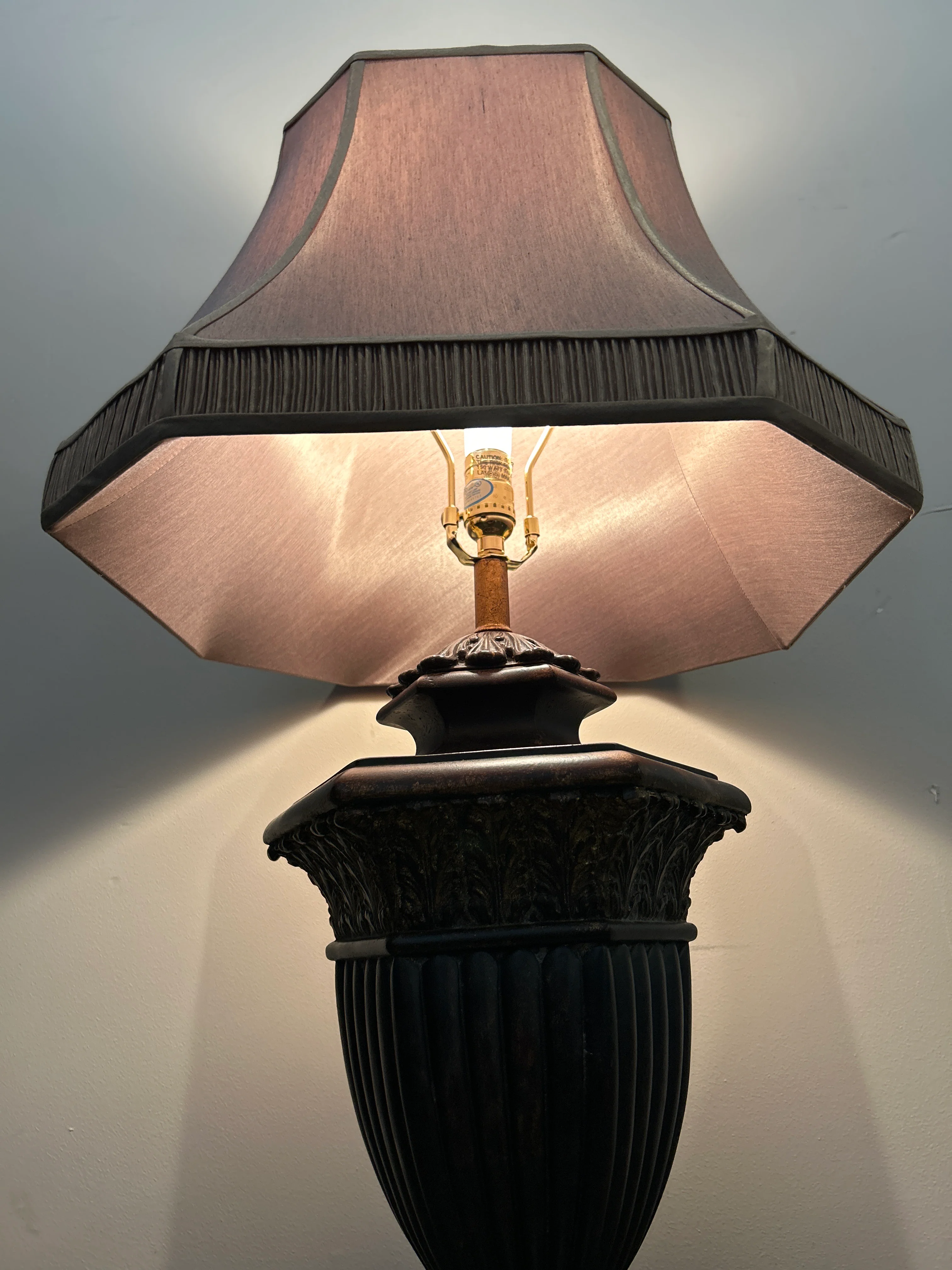 Antique-Style Metal Table Lamp with Mauve Lampshade - Image 4