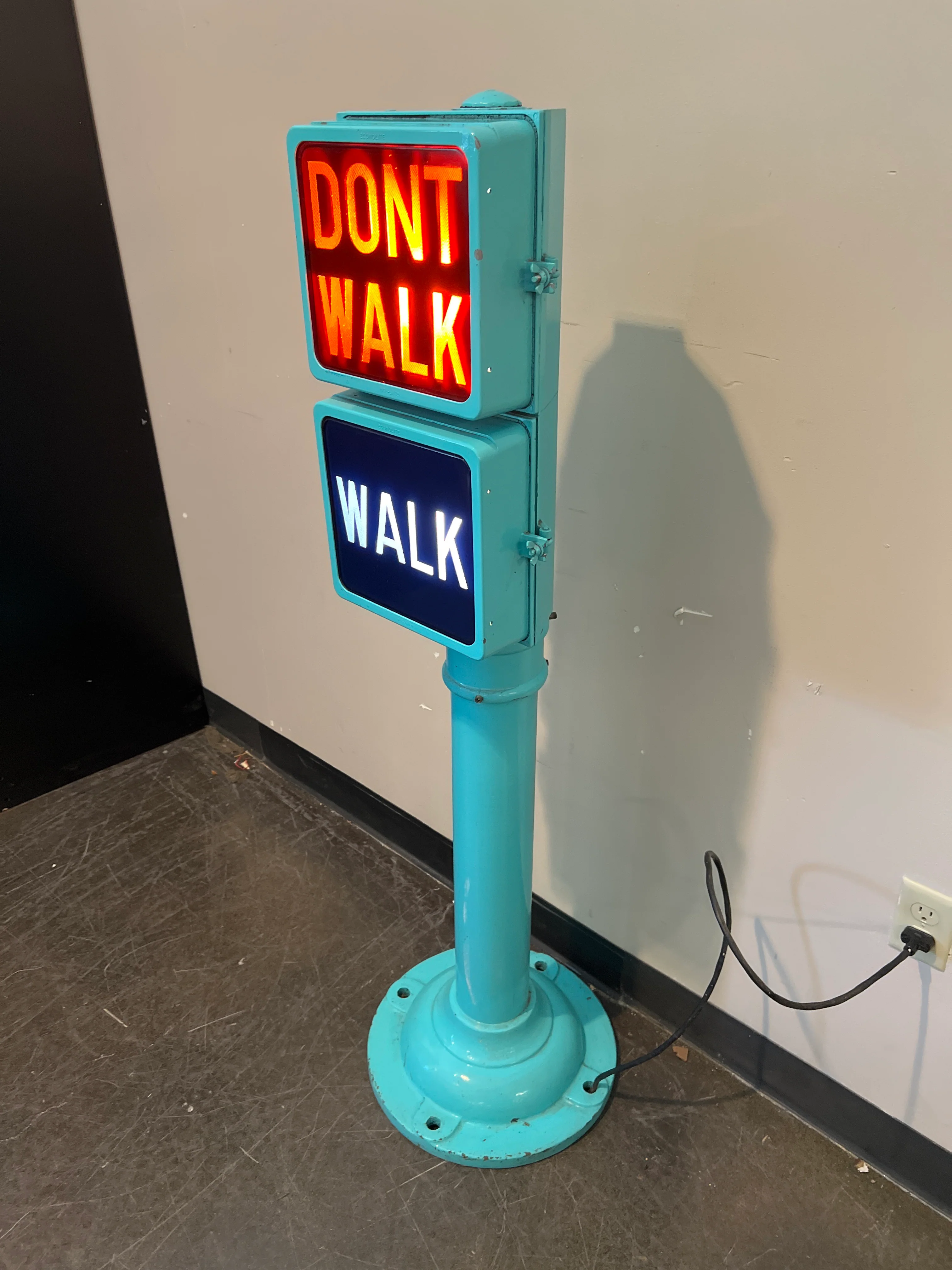 Vintage ONOLITE Pedestrian Signal - Image 2