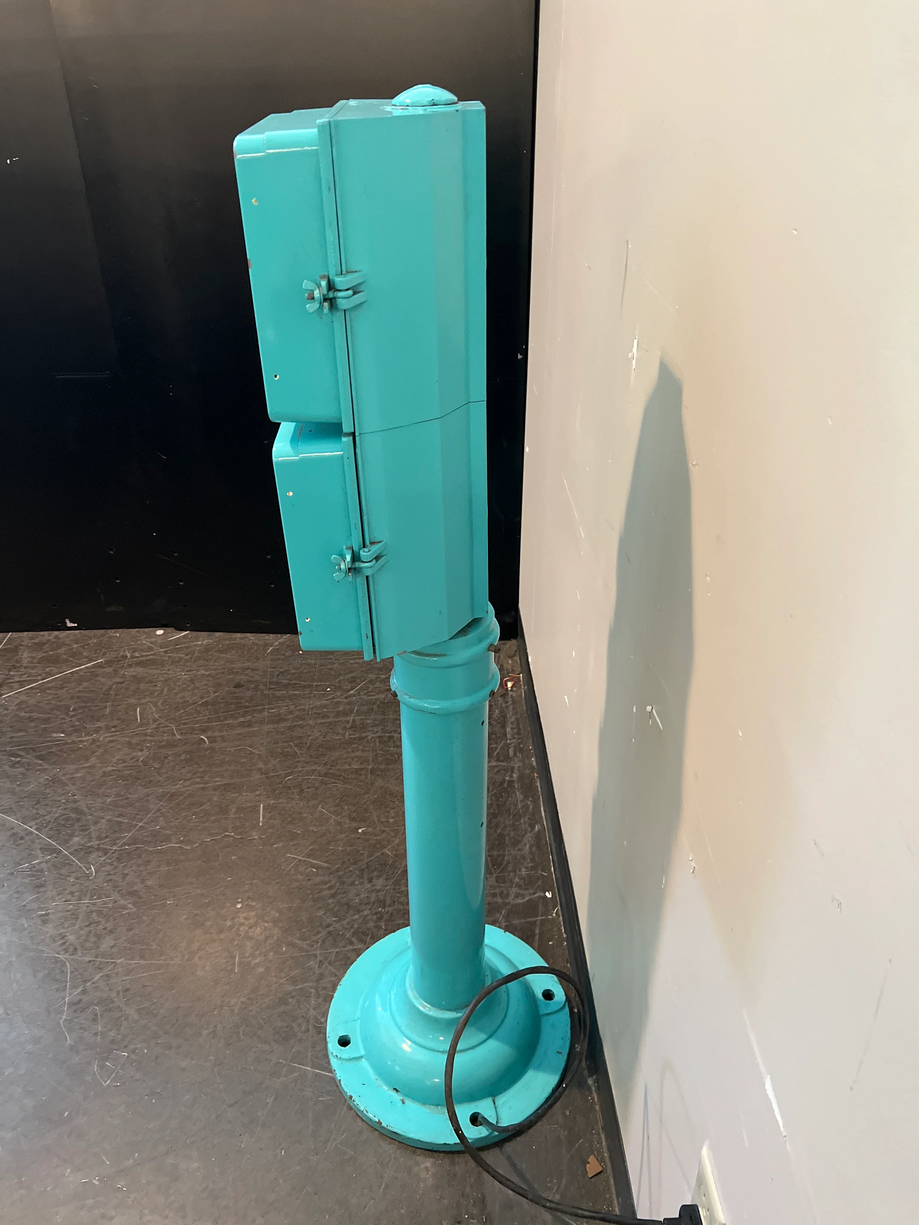 Vintage ONOLITE Pedestrian Signal - Image 3
