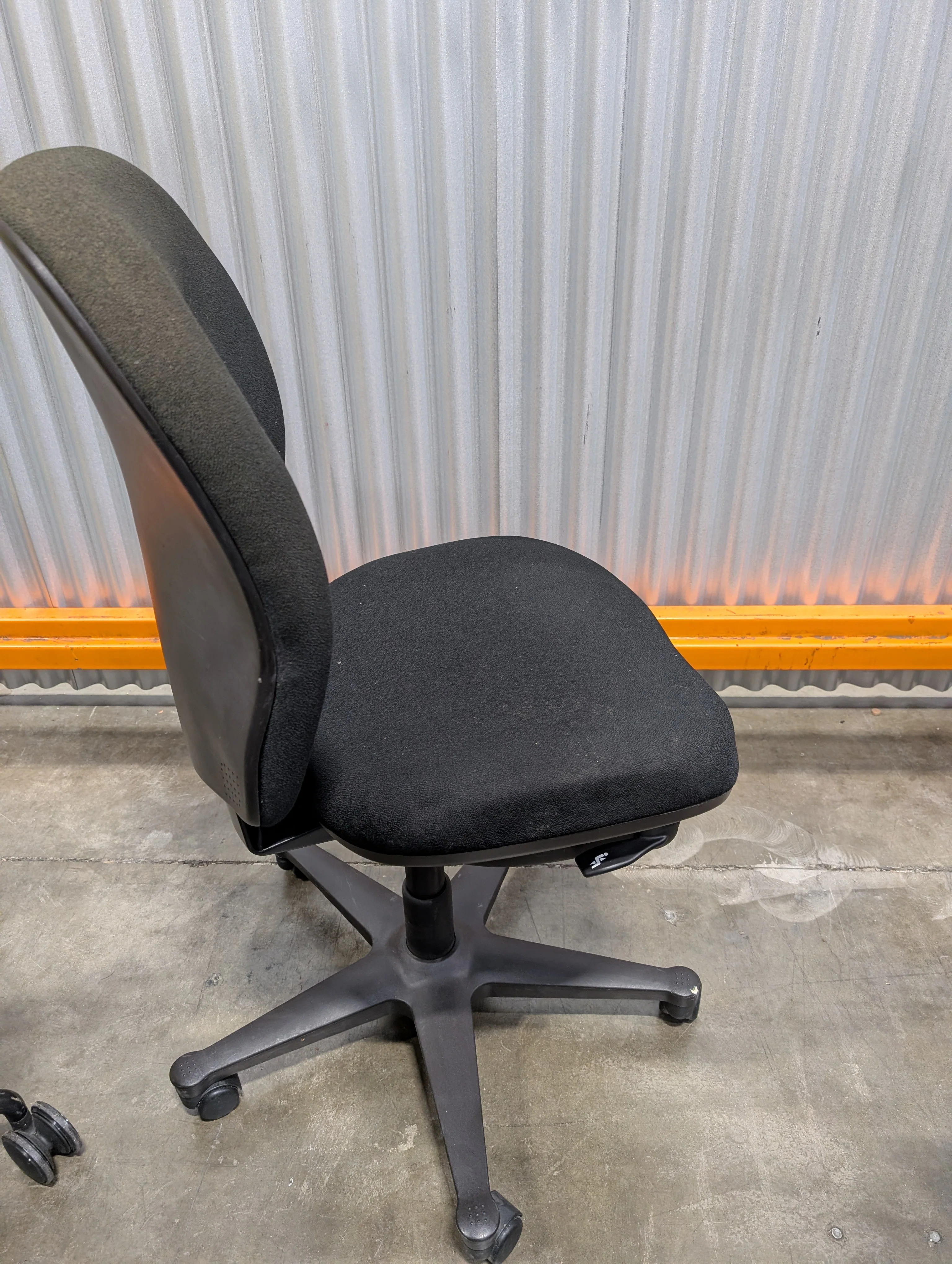 Contemporary Black Office Chair - Image 4