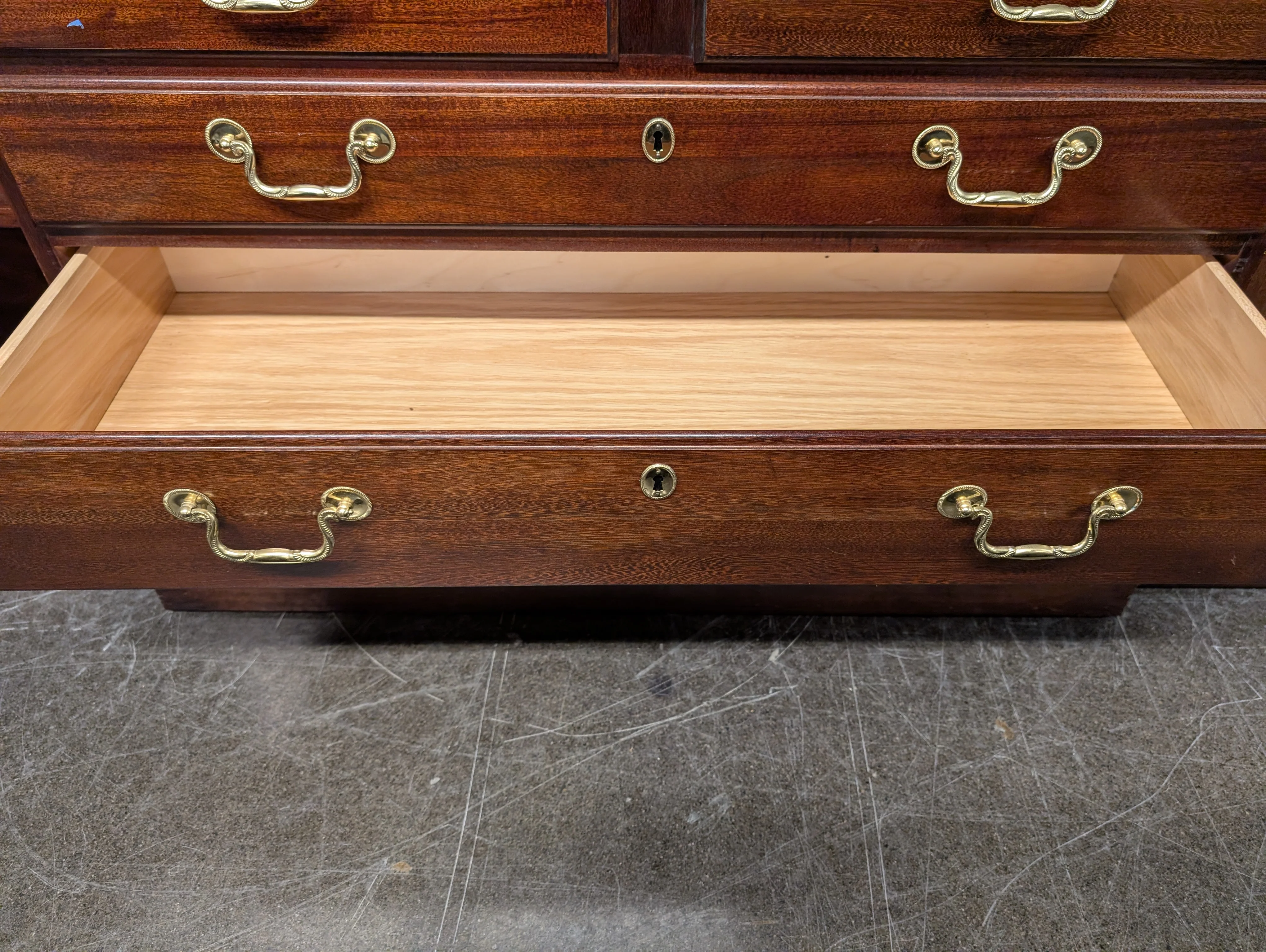 Thomasville Georgian Style Large Mahogany China Display Breakfront - Image 11