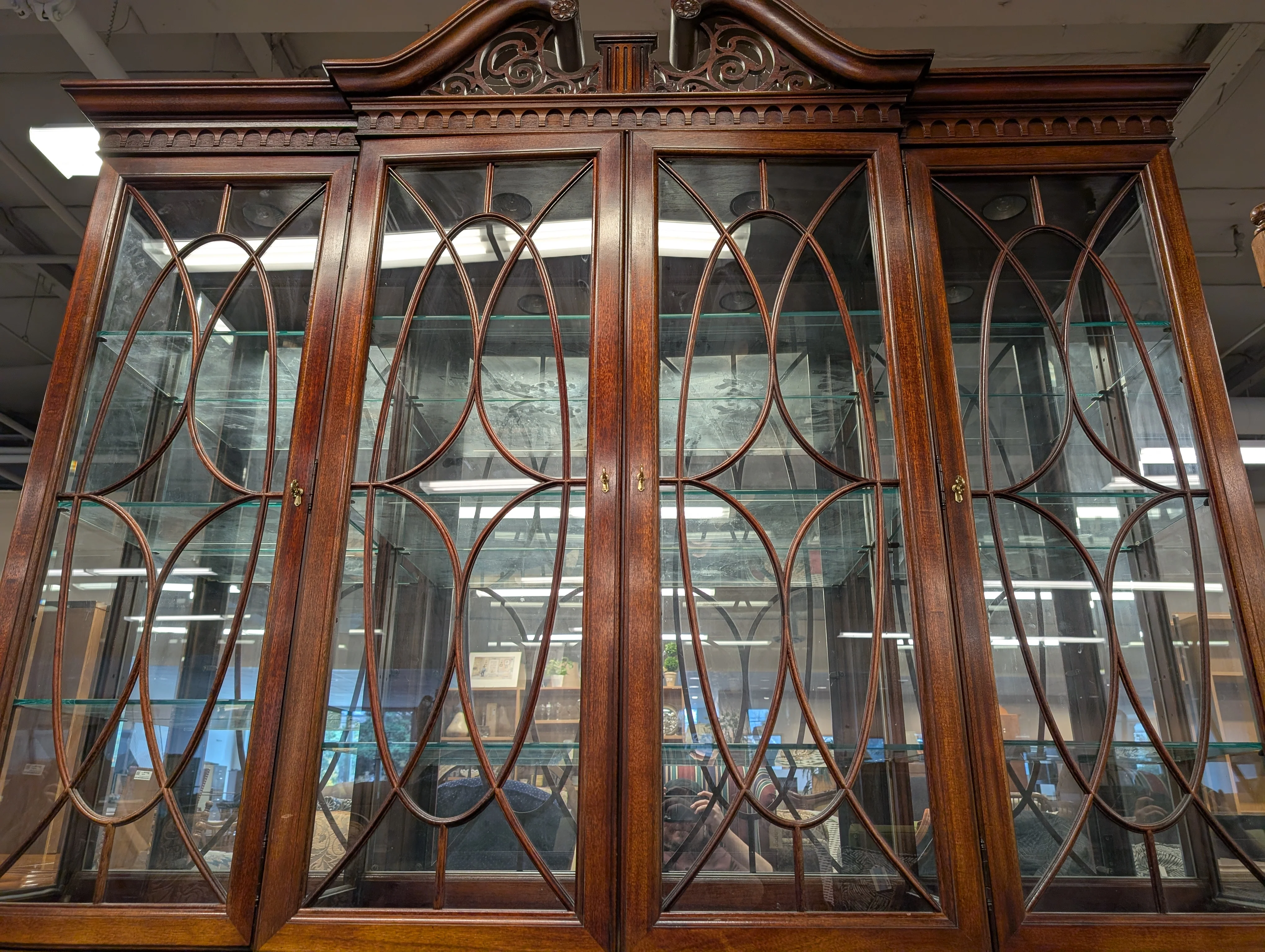 Thomasville Georgian Style Large Mahogany China Display Breakfront - Image 15