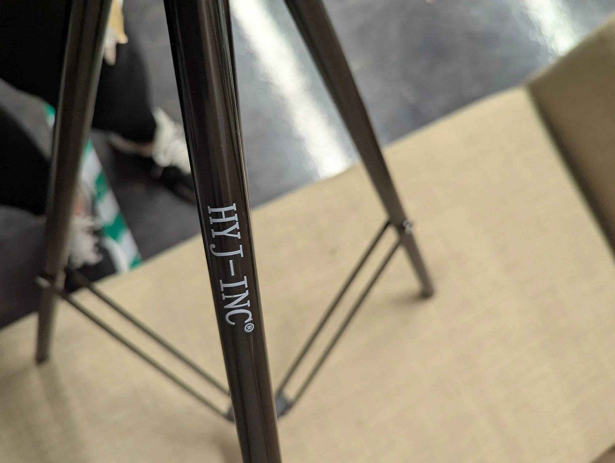 HYJ-INC Sturdy Black Metal Tripod - Image 3