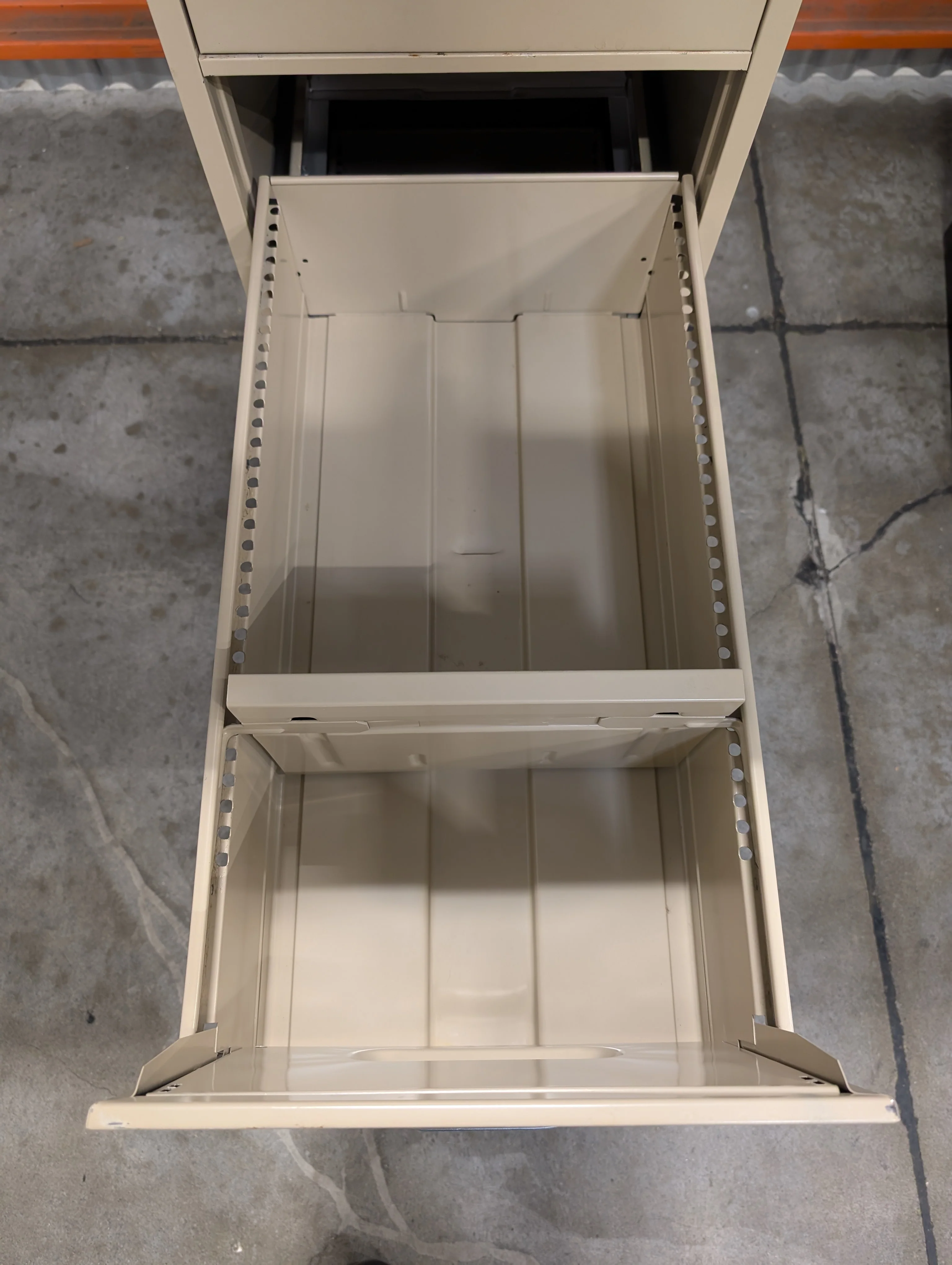 Warehouse sale - Four-Drawer Metal Filing Cabinet - Image 4