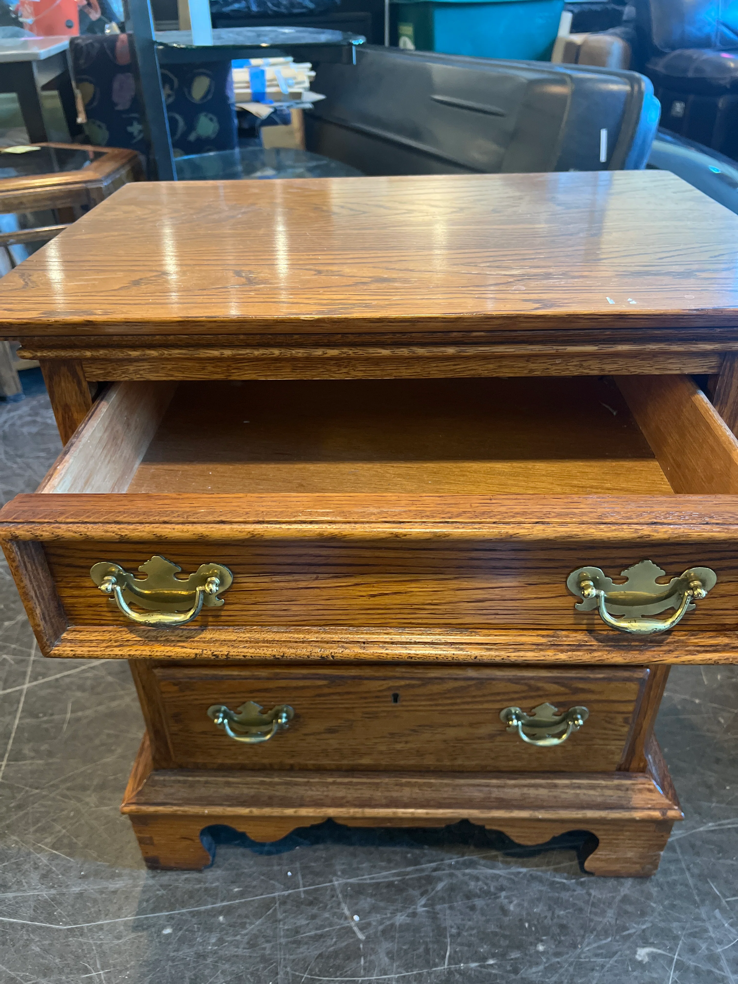 Classic Oak 3-Drawer Nightstand - Image 2