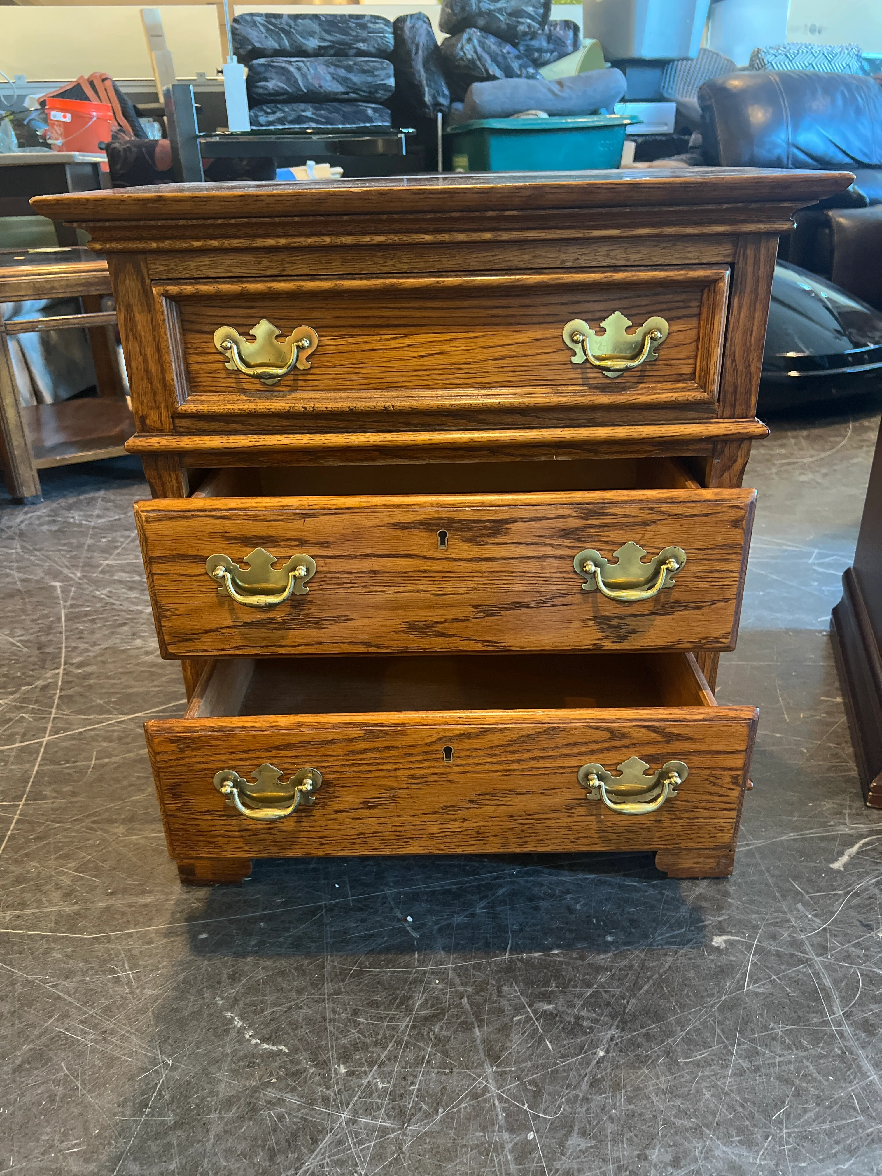 Classic Oak 3-Drawer Nightstand - Image 3