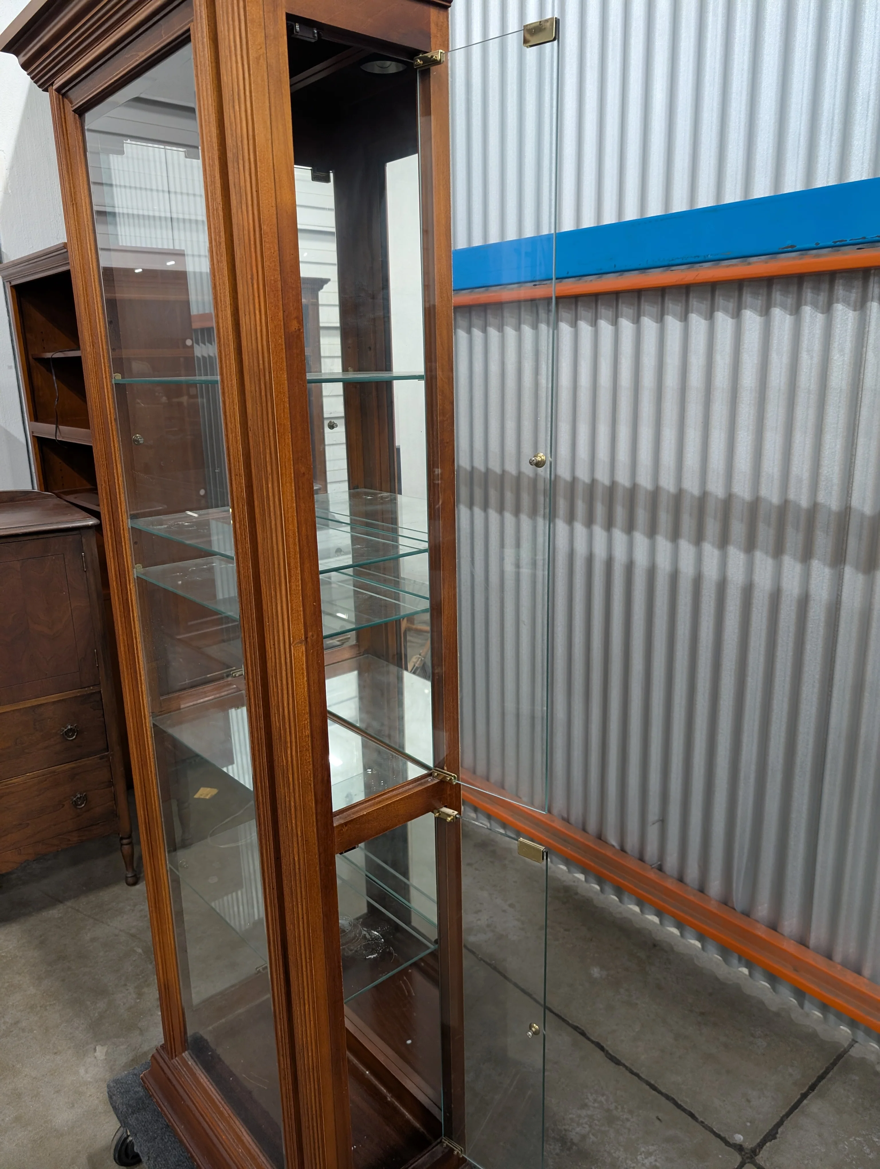Pulaski Furniture Traditional Cherry Stained Wood Curio Display Cabinet with Glass Shelves - Image 3