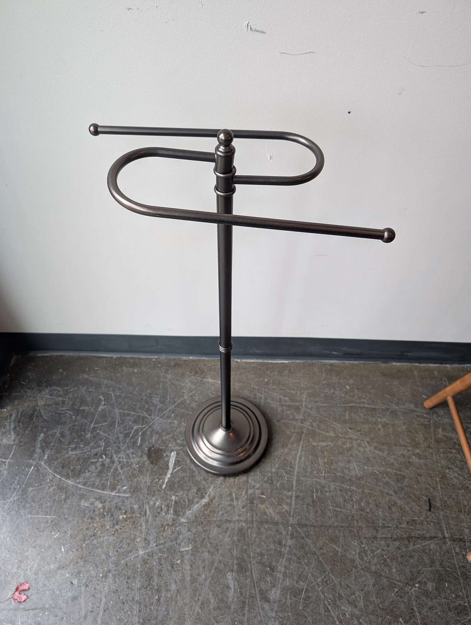 Freestanding Dark Metal Towel Holder with Dual Bars - Image 2