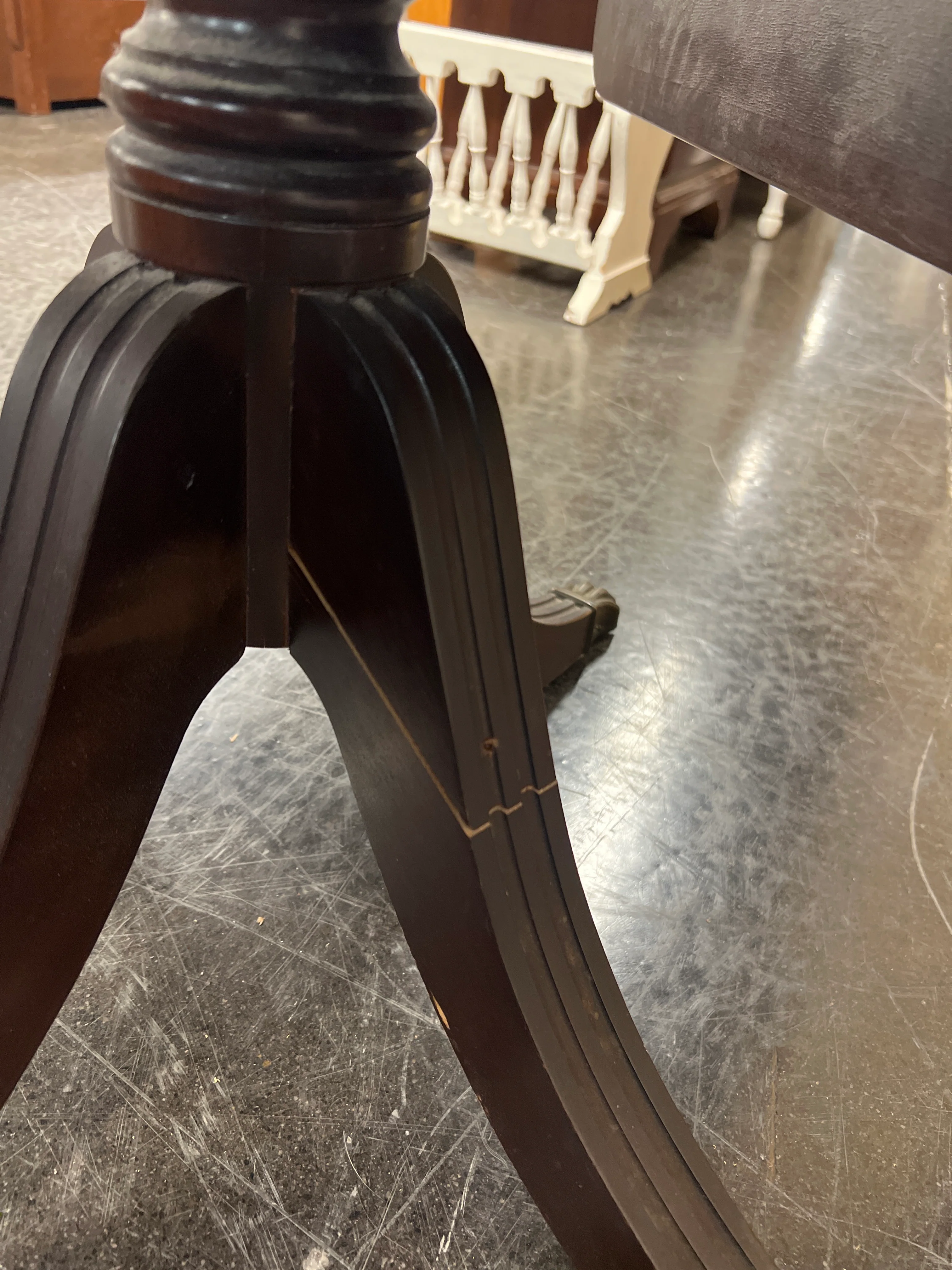 Brandt Traditional Mahogany Drop Leaf Pedestal Table - Image 6
