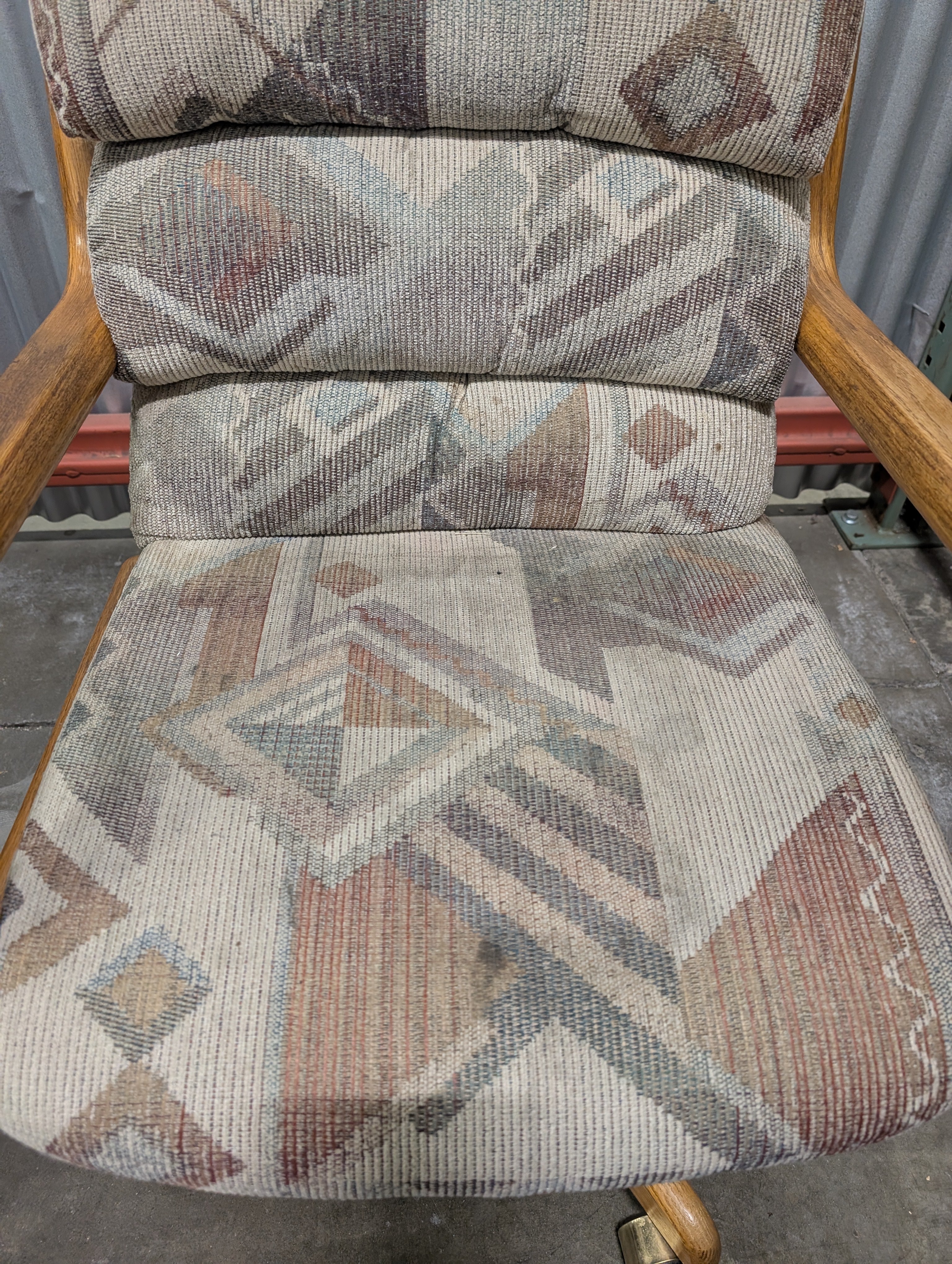Retro Geometric Upholstered Office Chair with Curved Wooden Arms - Image 4