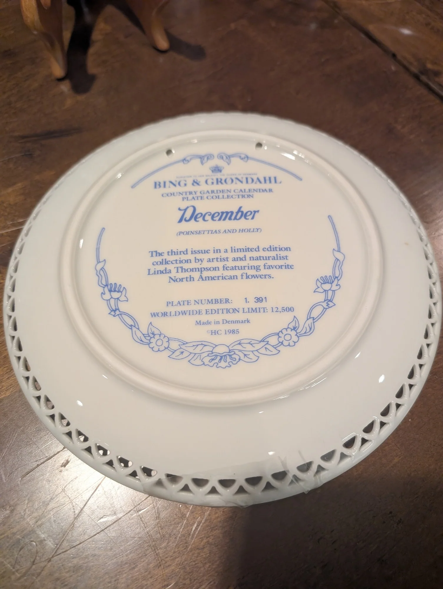 Bing & Grondahl Linda Thompson December Poinsettia Holly Porcelain Collector Plate 1985 Pierced Border - Image 2