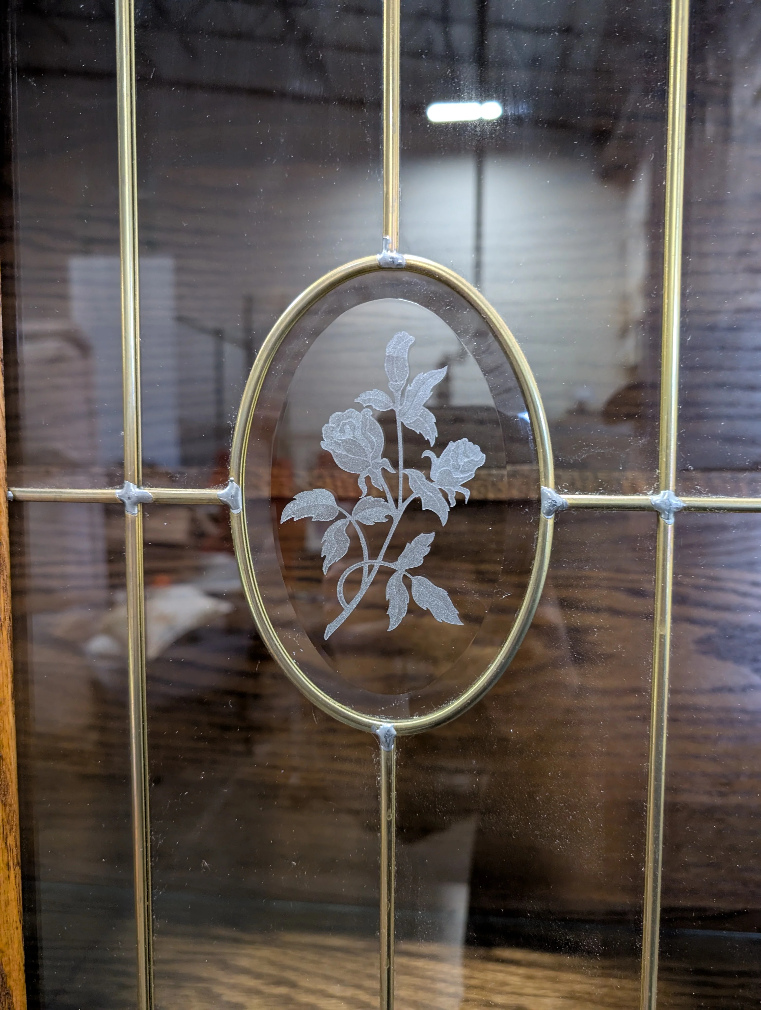 Traditional Oak Wood Display Hutch with Leaded Glass Doors - Image 3