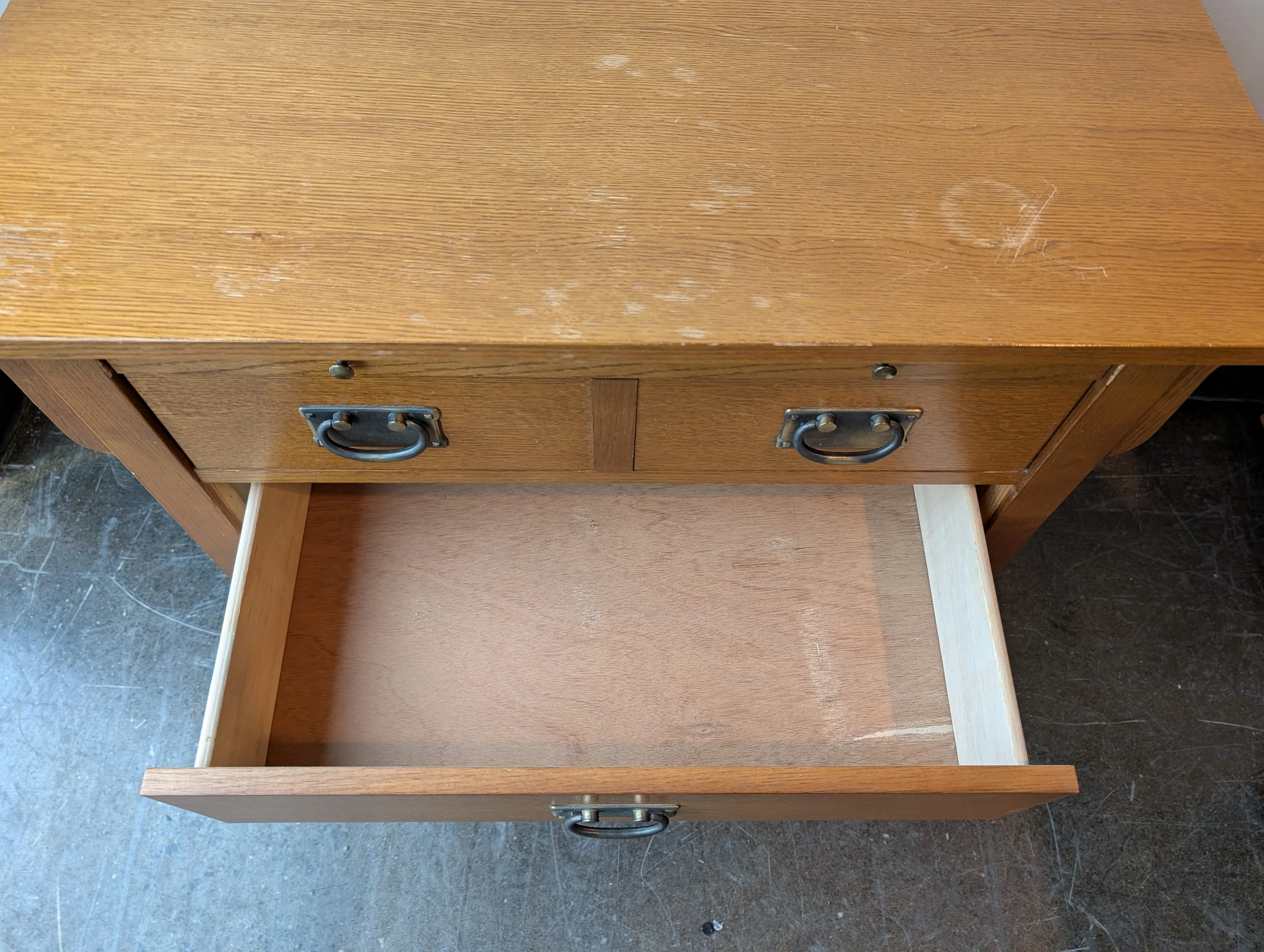 Sturdy Mission Style Oak Wood Bassett Chest of Drawers - Image 7