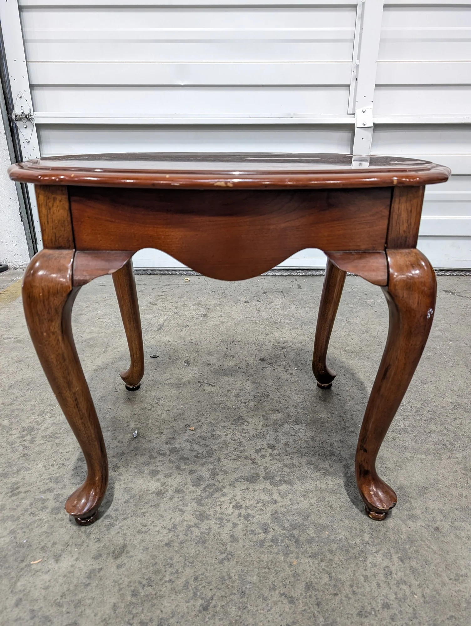 Traditional Oval Wood Side Table with Cabriole Legs - Image 2