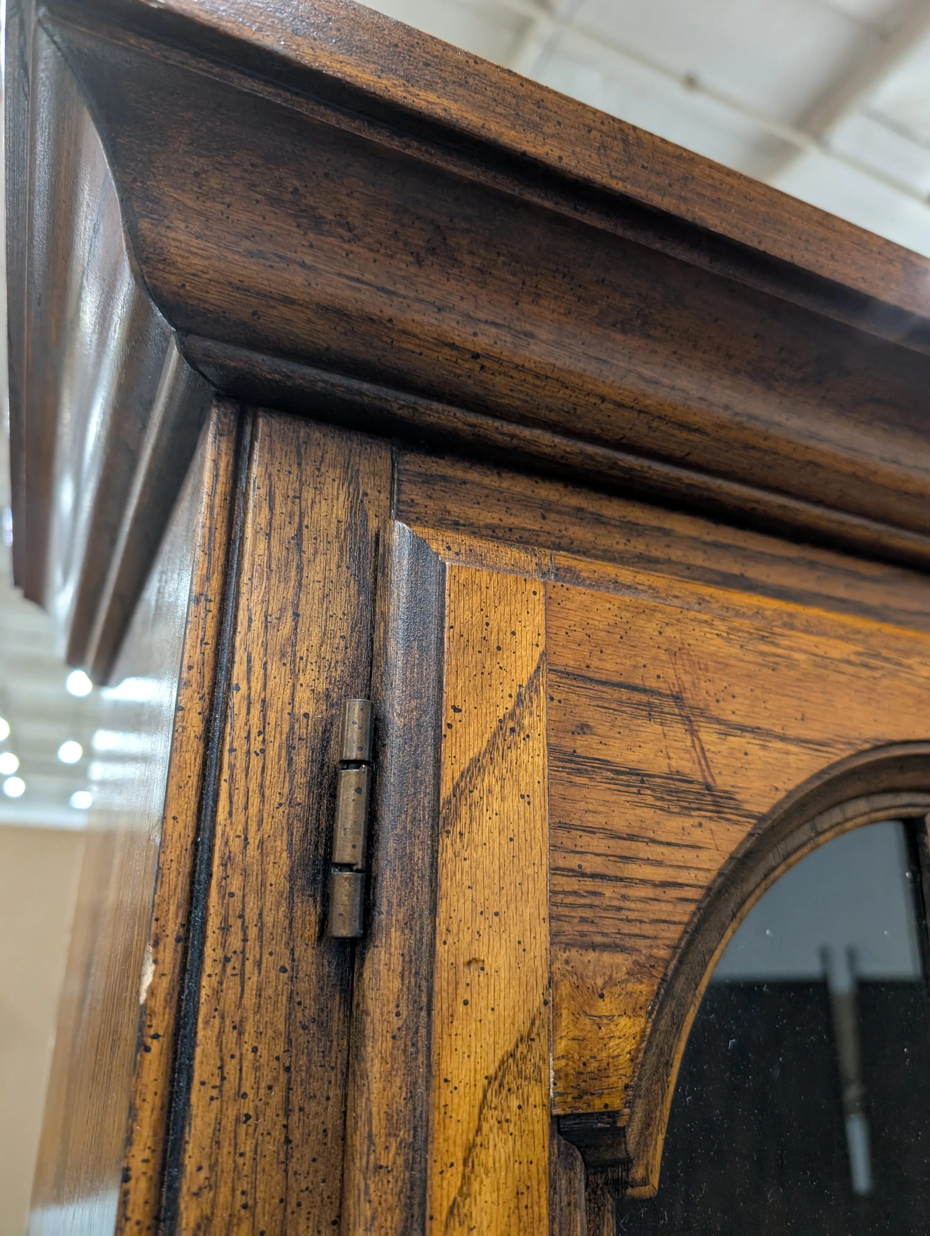 Traditional Renfrew Hall China Cabinet - Image 6