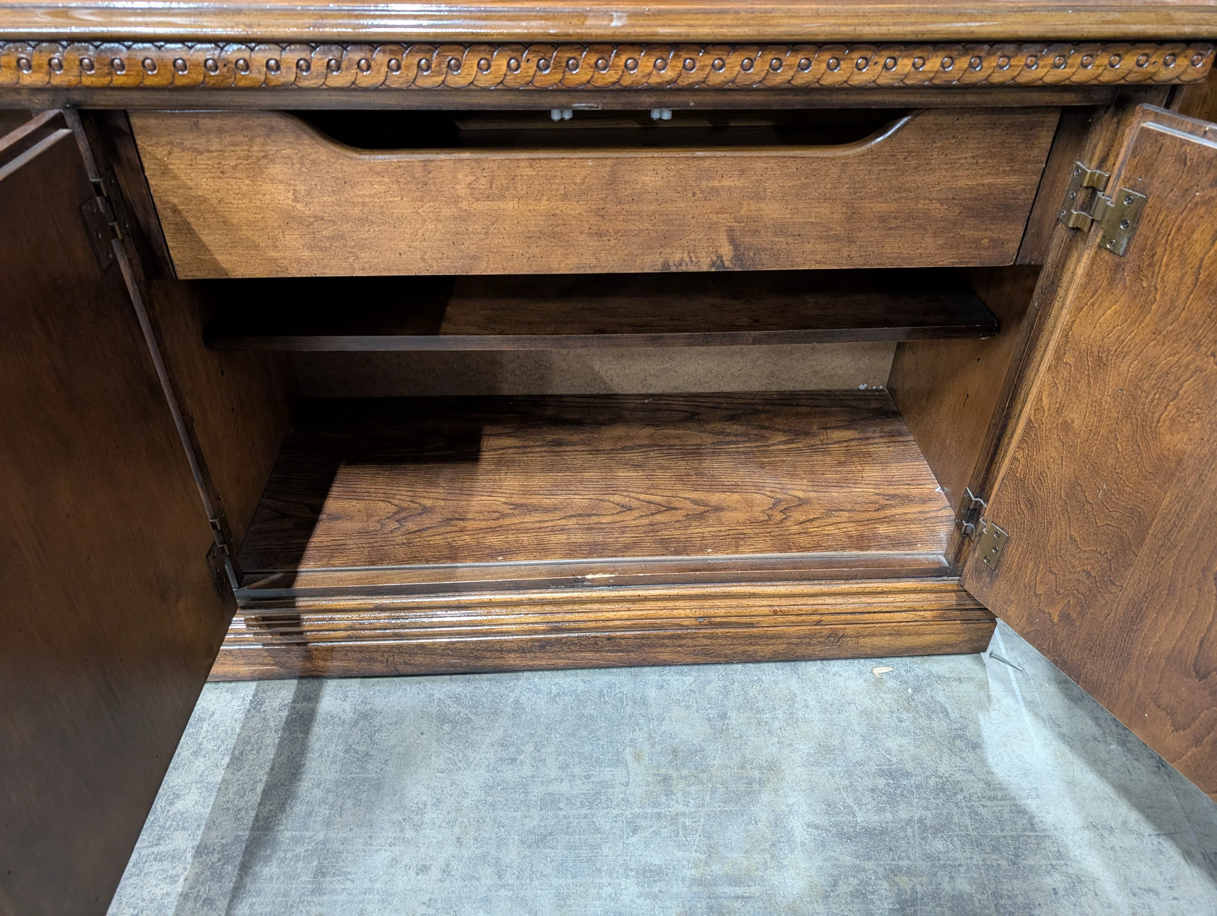 Traditional Renfrew Hall China Cabinet - Image 7