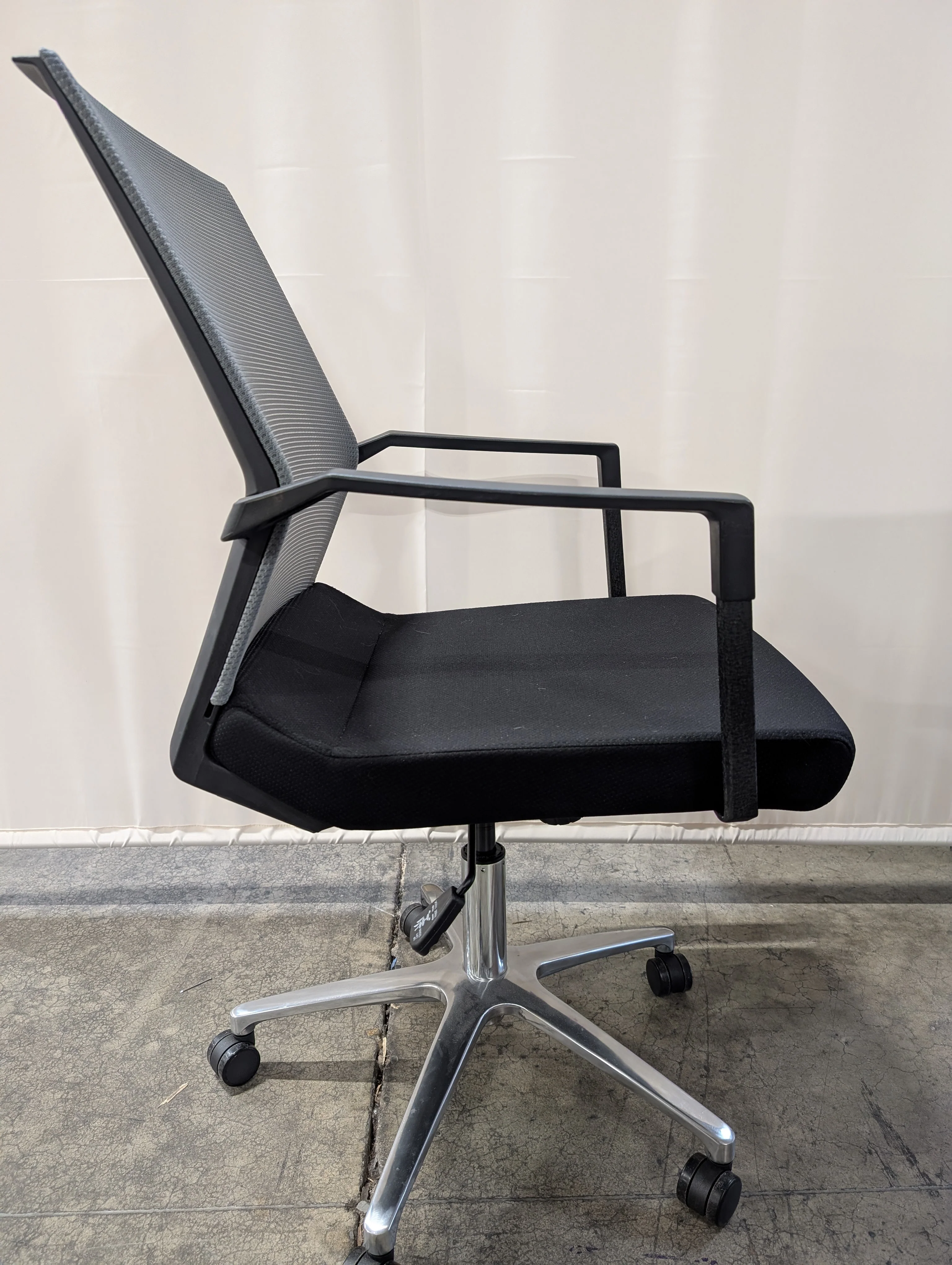 Contemporary Grey Mesh Back Office Chair with Black Fabric Seat - Image 4