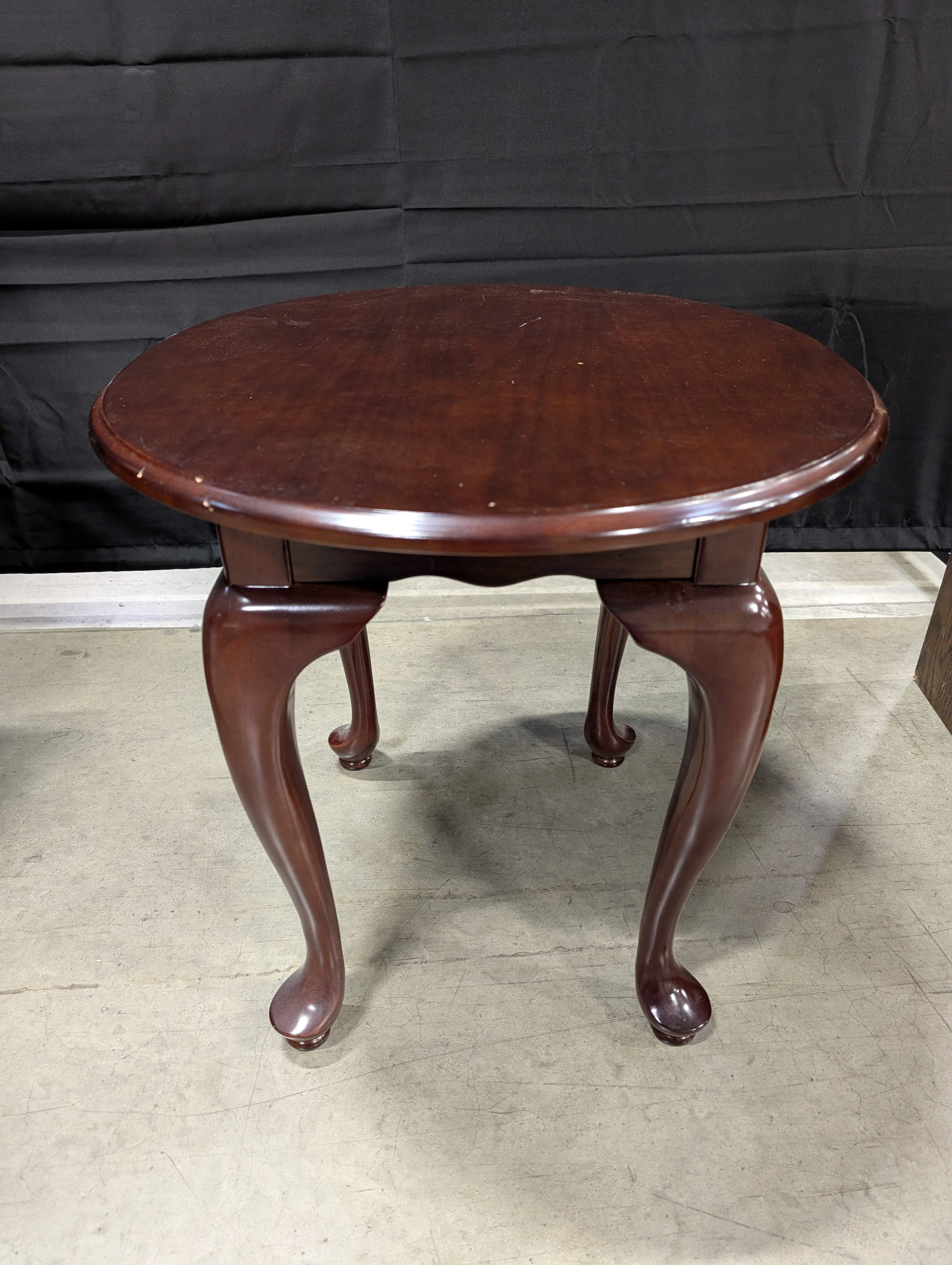 Classic Oval End Table with Cabriole Legs