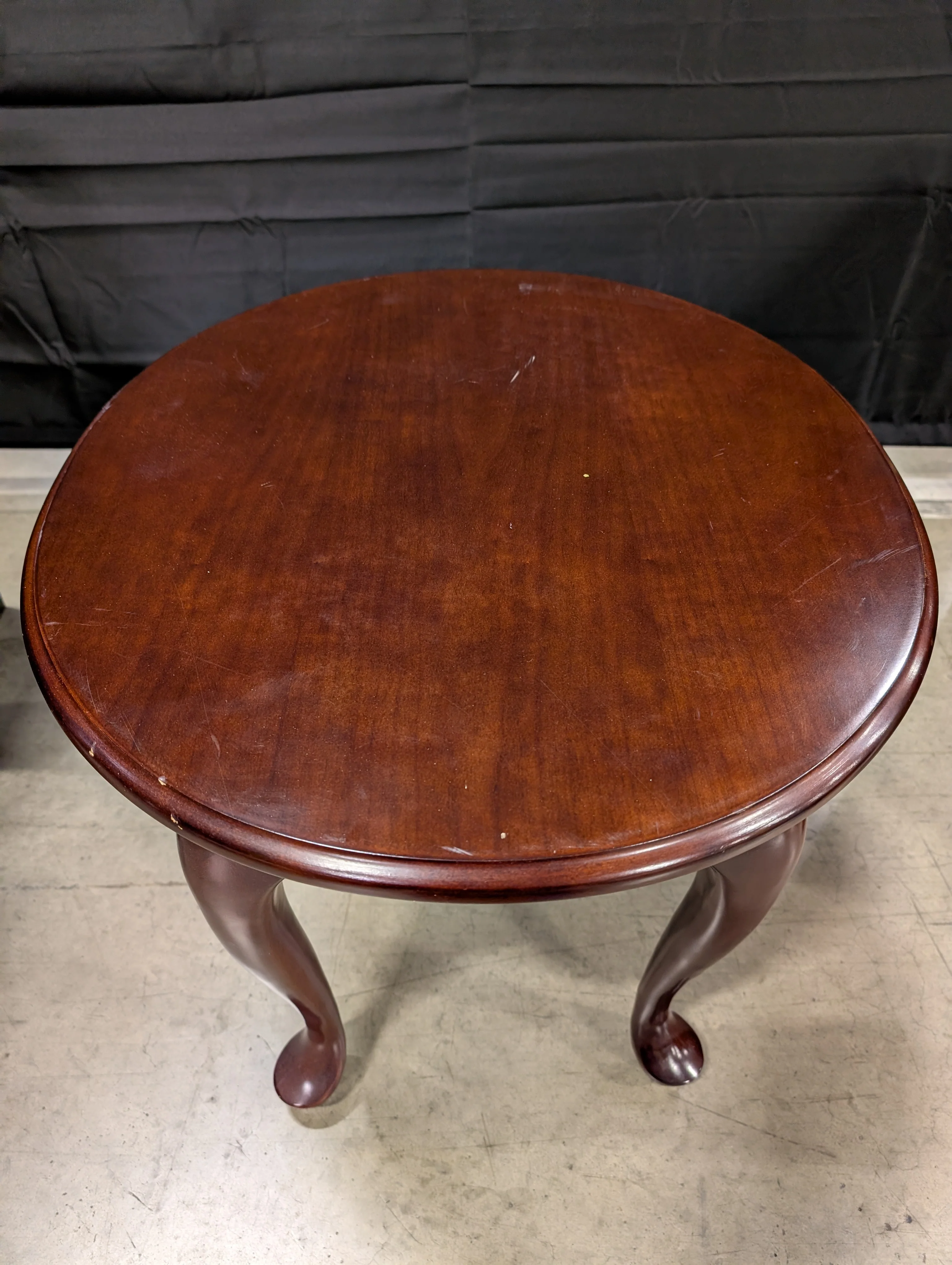 Classic Oval End Table with Cabriole Legs - Image 2