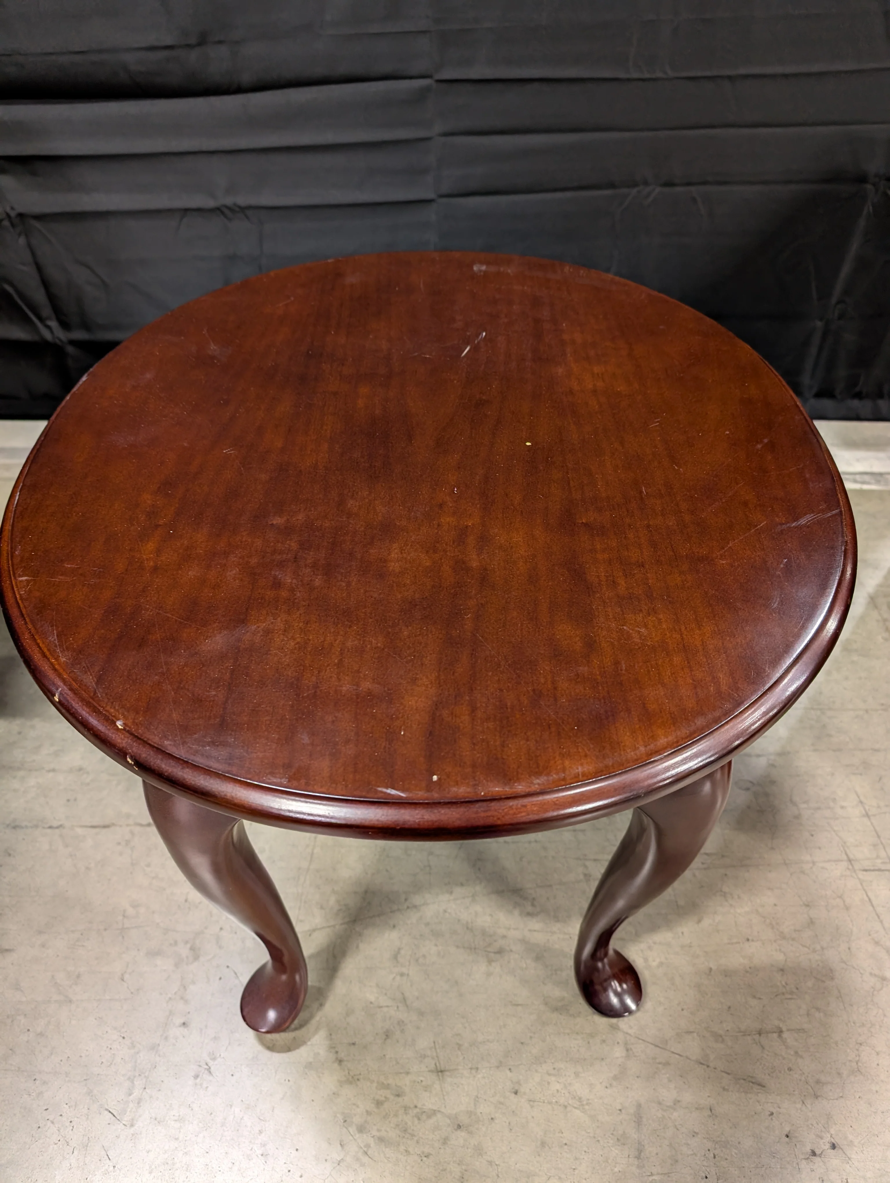 Classic Oval End Table with Cabriole Legs - Image 3
