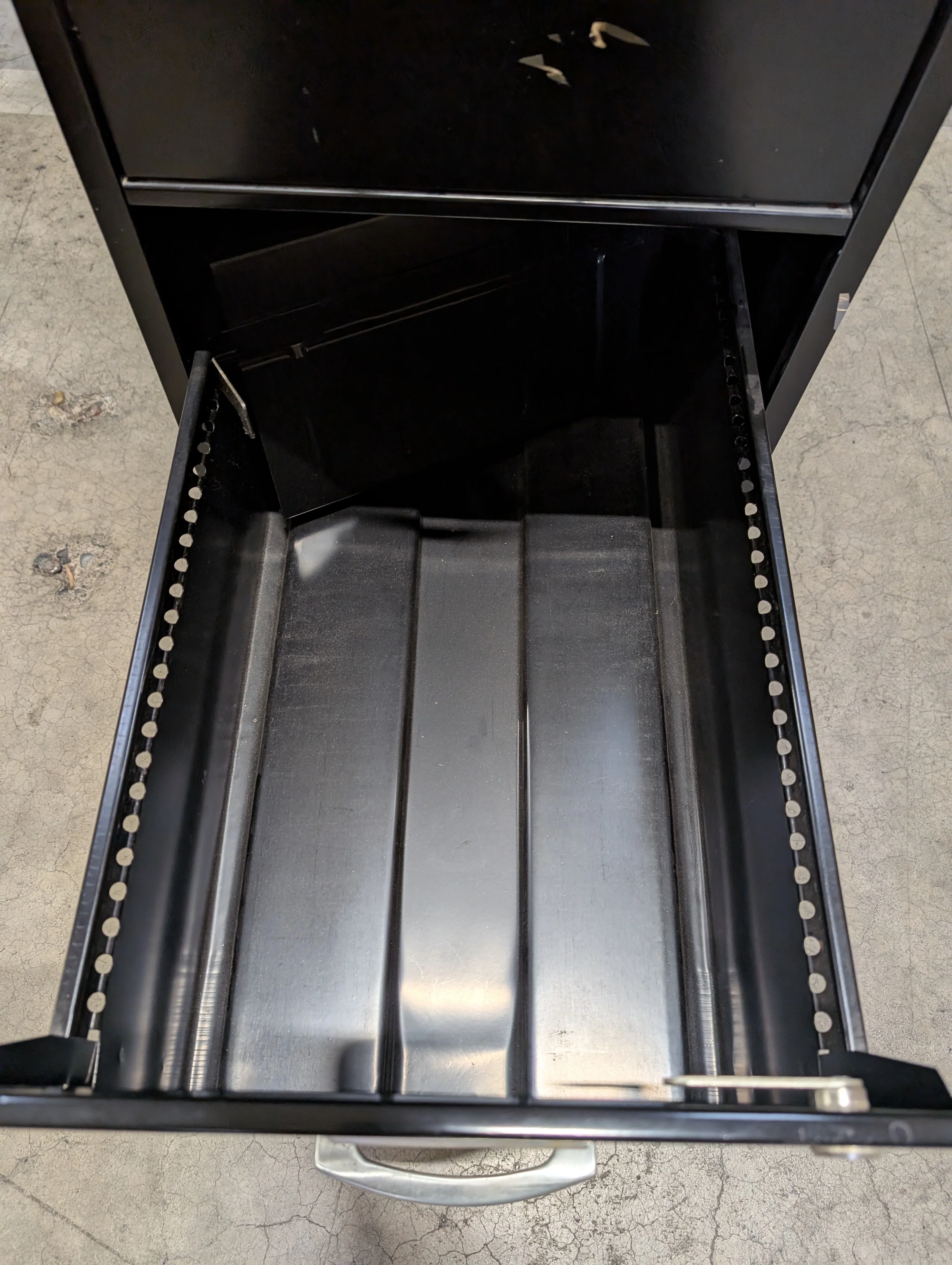 Unknown Brand Two-Drawer Metal Filing Cabinet no key - Image 3