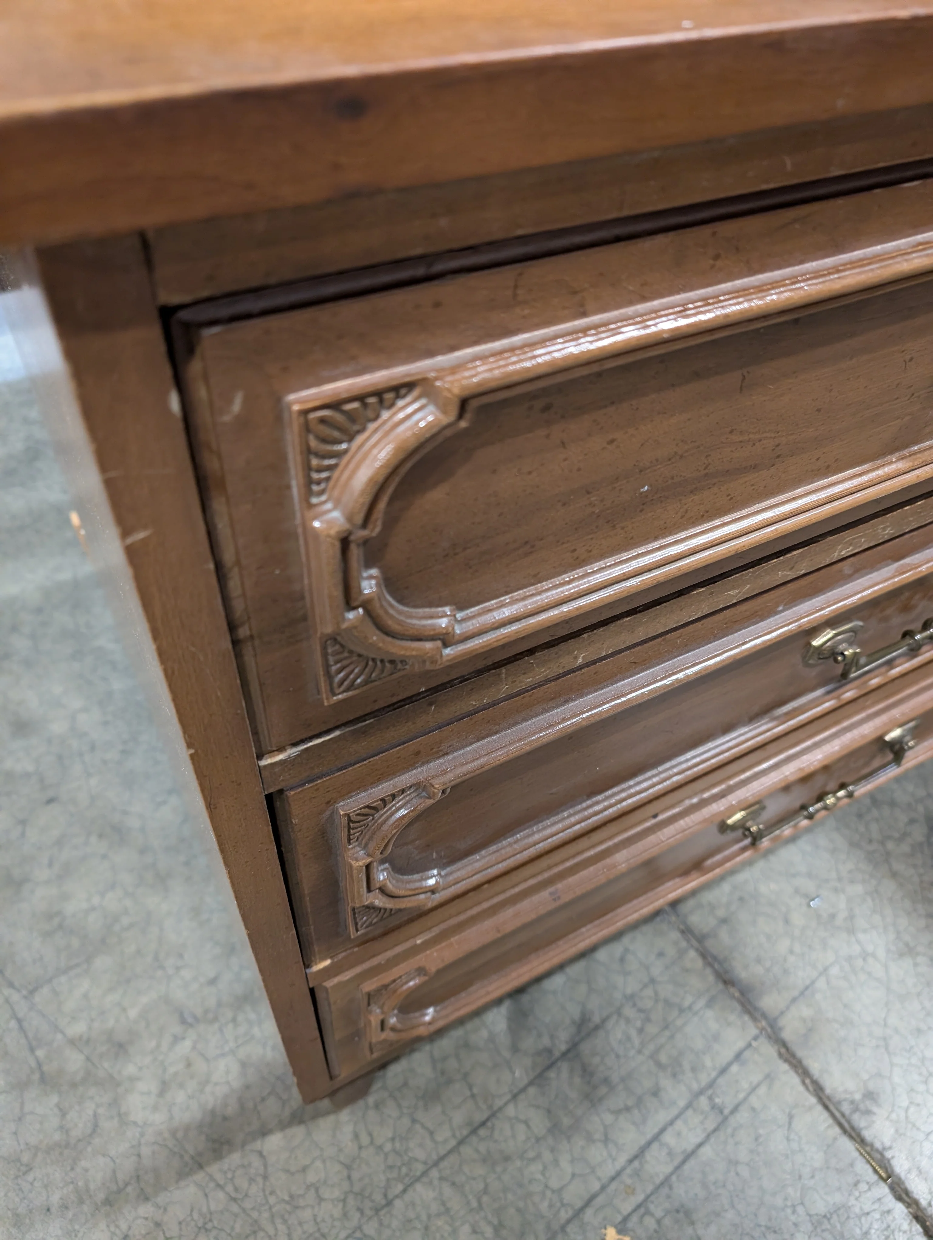 Style Mark Vintage Style Wood Dresser with Carved Mirror Frame - Image 10