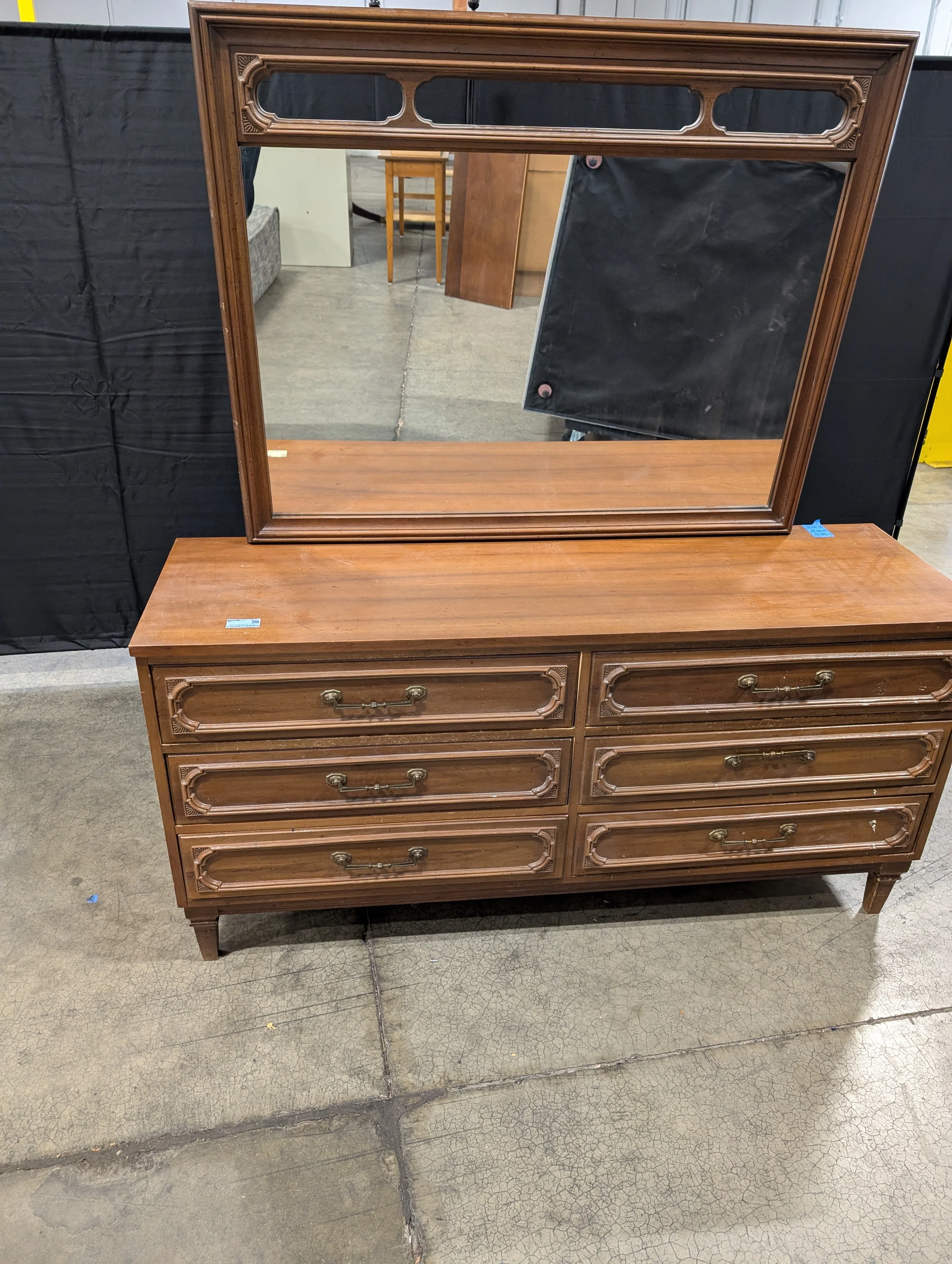 Style Mark Vintage Style Wood Dresser with Carved Mirror Frame - Image 4