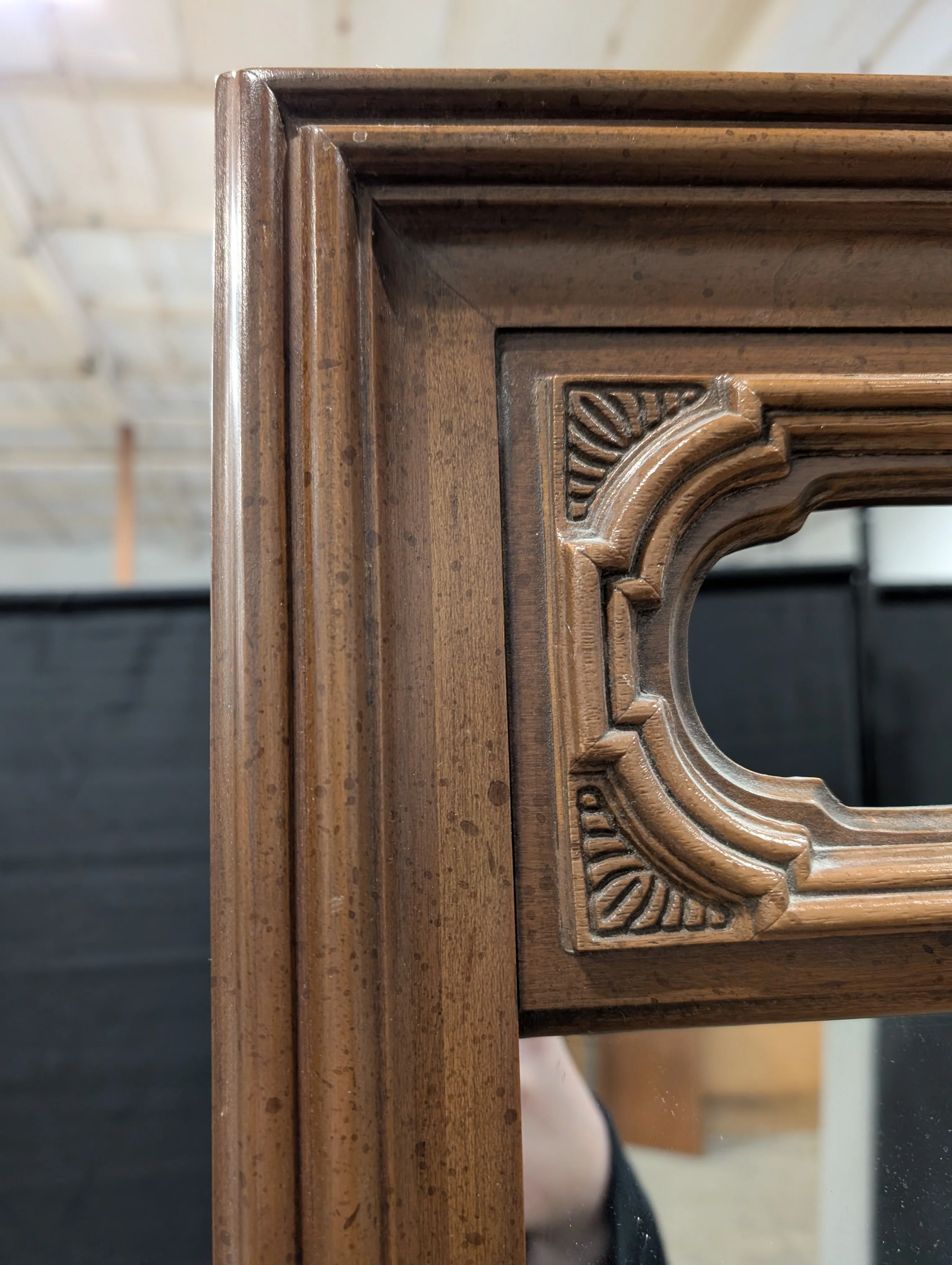 Style Mark Vintage Style Wood Dresser with Carved Mirror Frame - Image 5