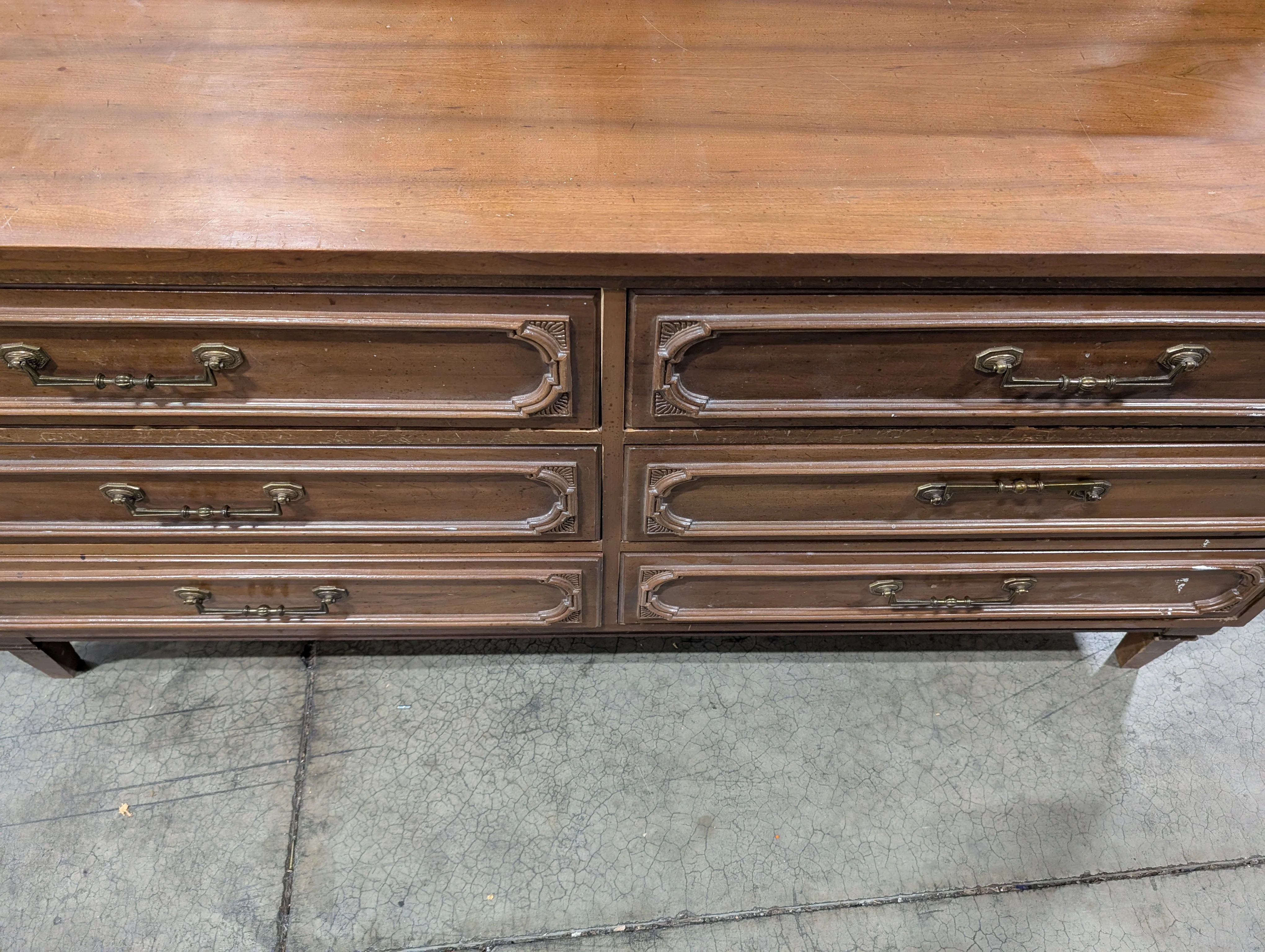 Style Mark Vintage Style Wood Dresser with Carved Mirror Frame - Image 6
