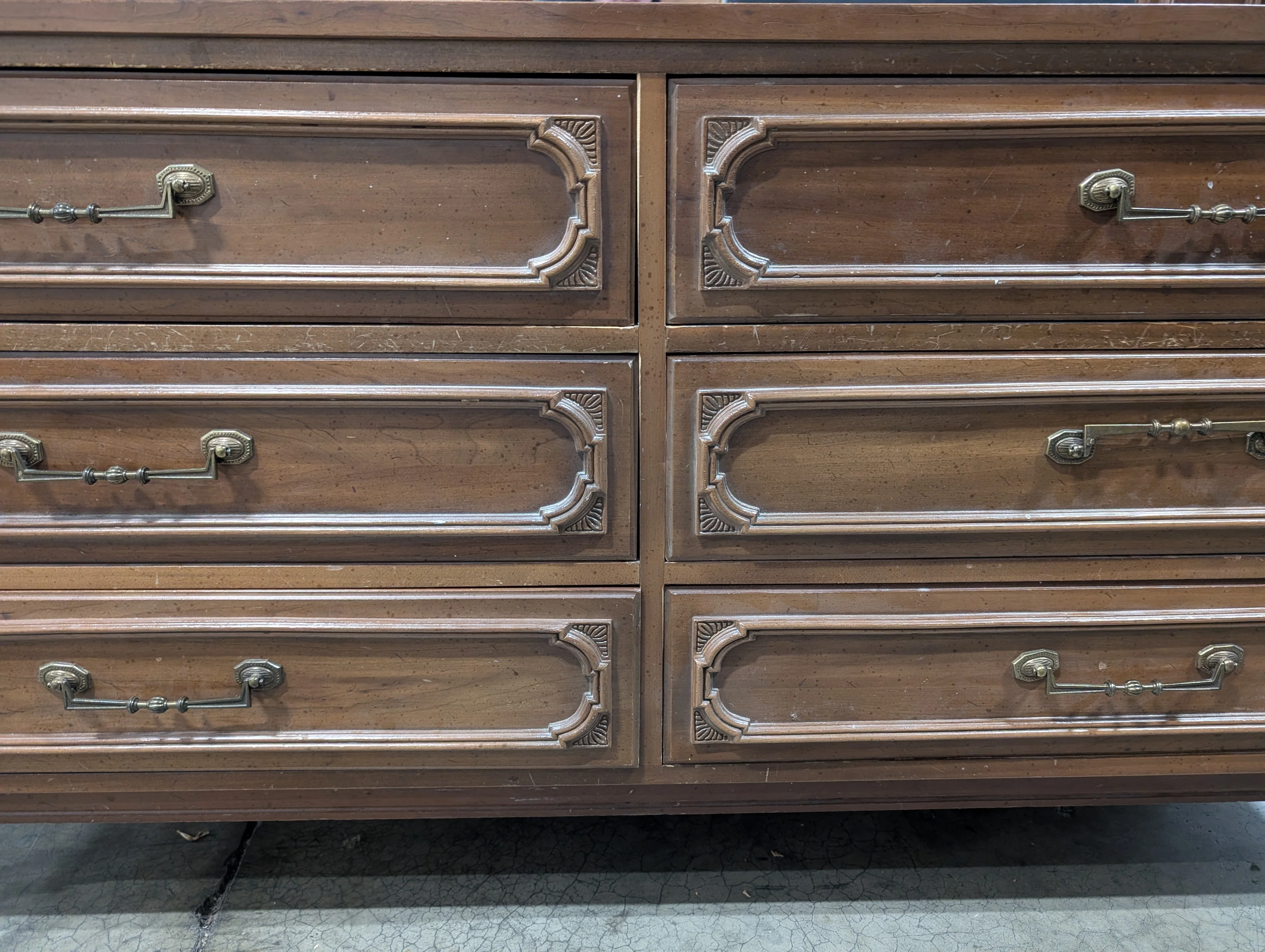 Style Mark Vintage Style Wood Dresser with Carved Mirror Frame - Image 7