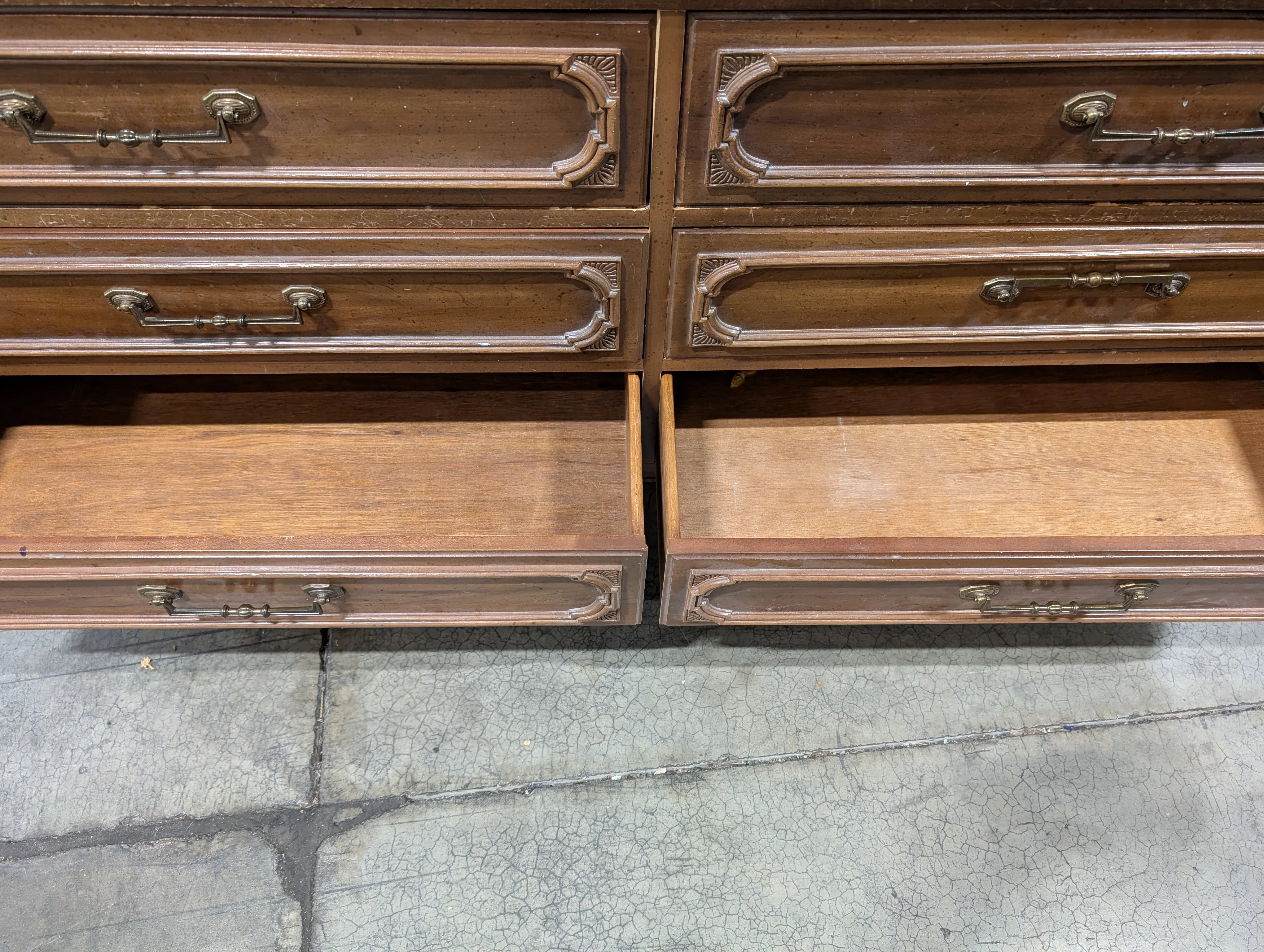 Style Mark Vintage Style Wood Dresser with Carved Mirror Frame - Image 8