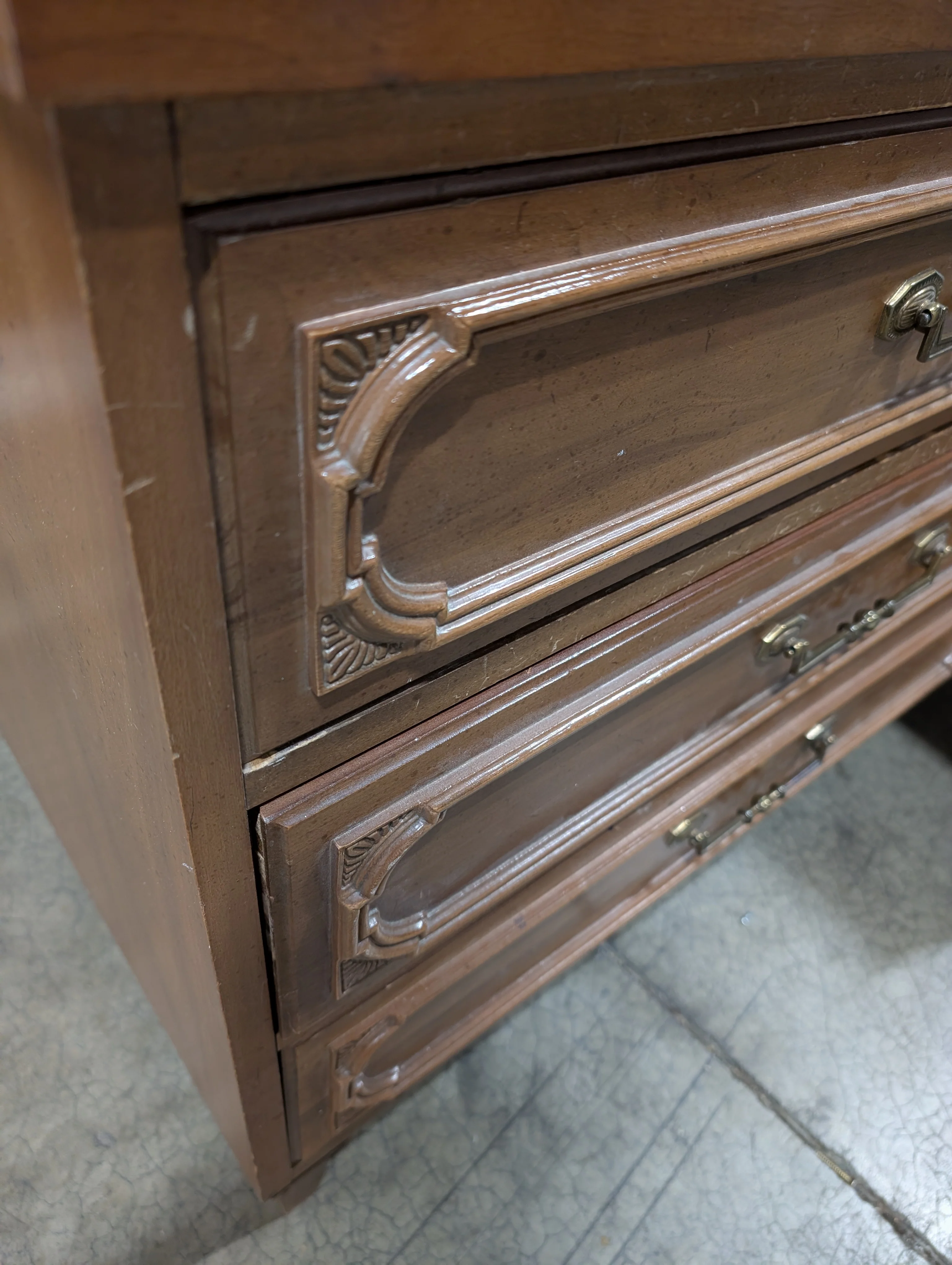Style Mark Vintage Style Wood Dresser with Carved Mirror Frame - Image 9