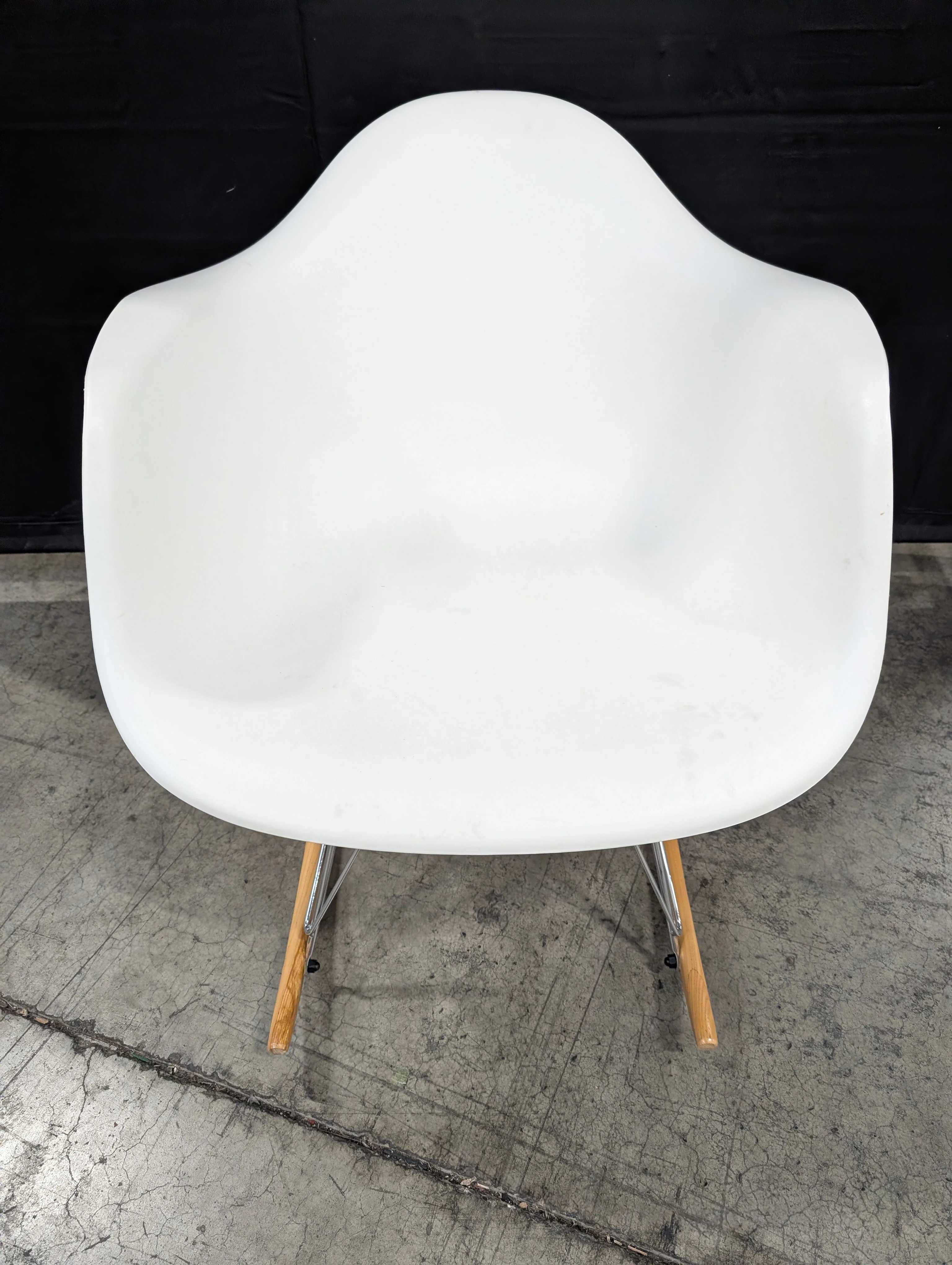 Mid-Century Modern White Molded Rocking Chair with Wood Base - Image 2
