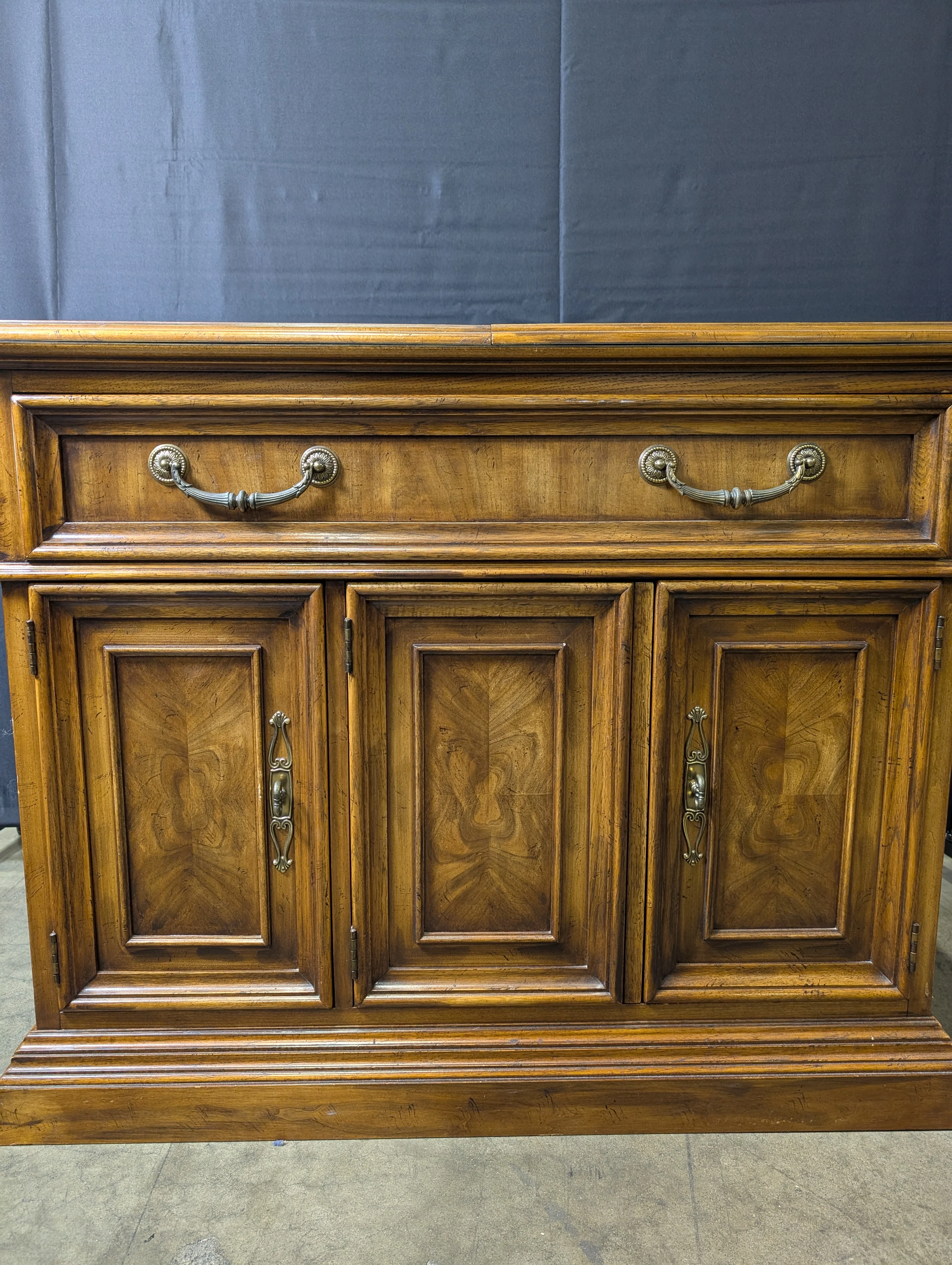 DREXEL Flip-top Serving Buffet