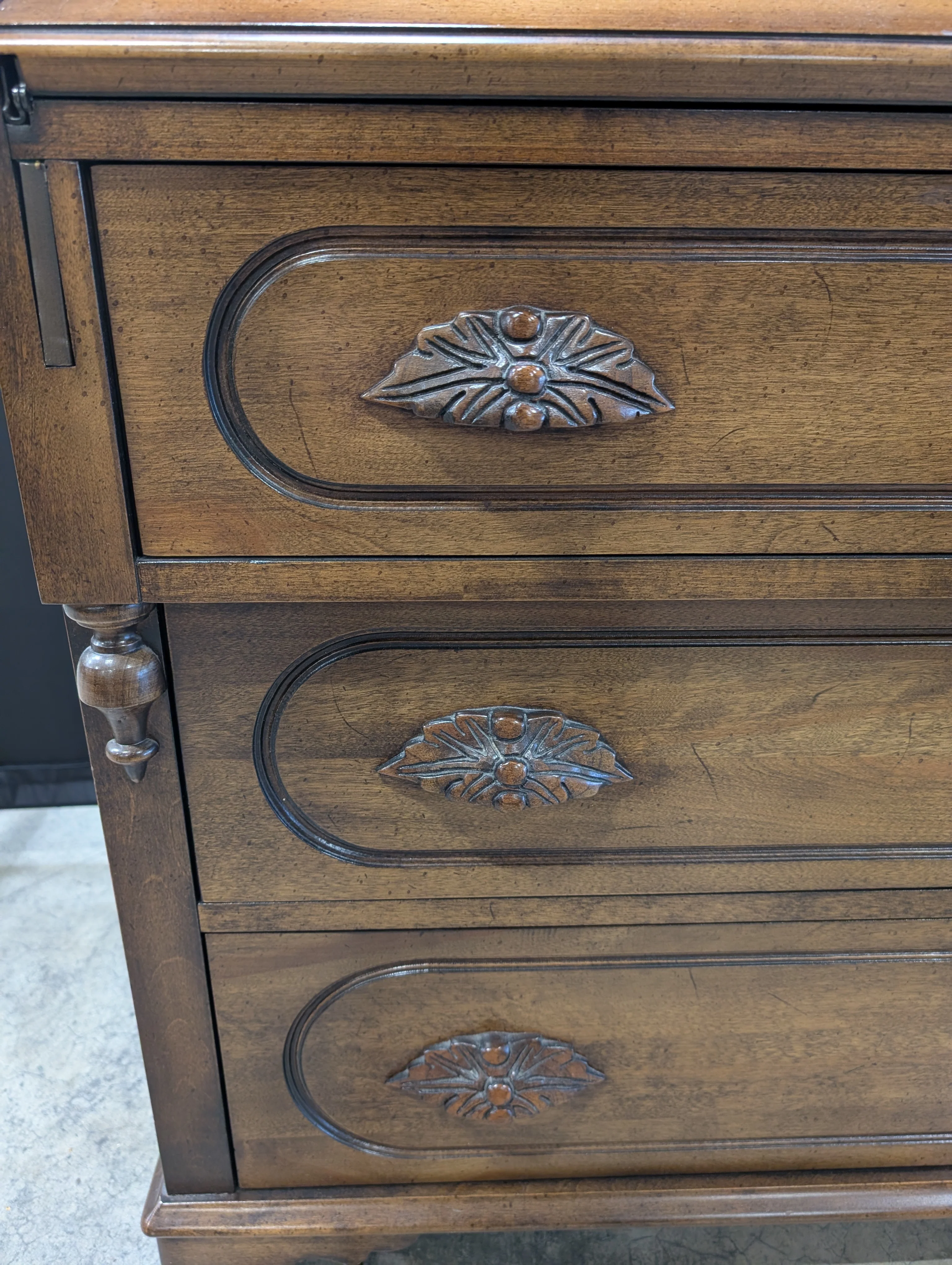 Jasper Cabinet co. Vintage Secretary Desk with Carved Details - Image 10