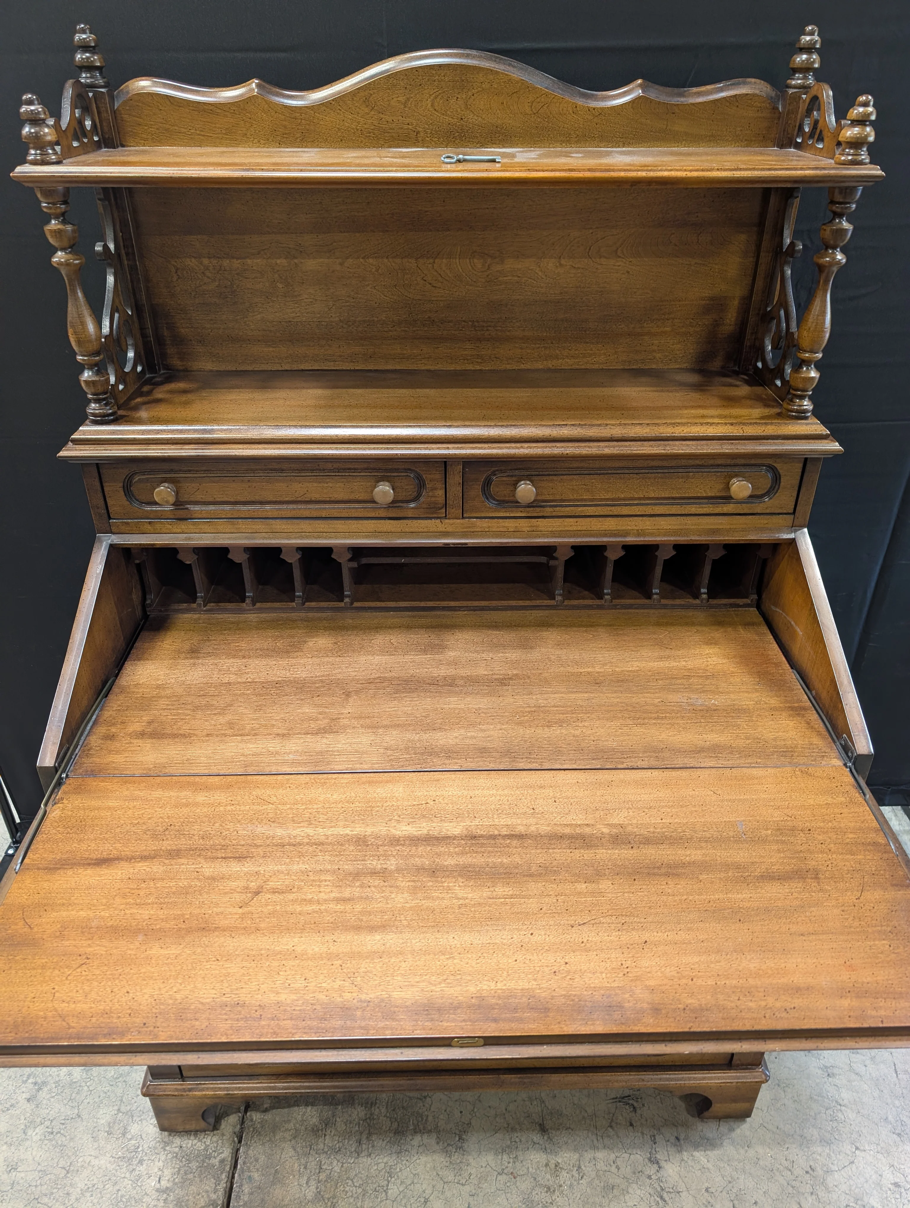 Jasper Cabinet co. Vintage Secretary Desk with Carved Details - Image 11