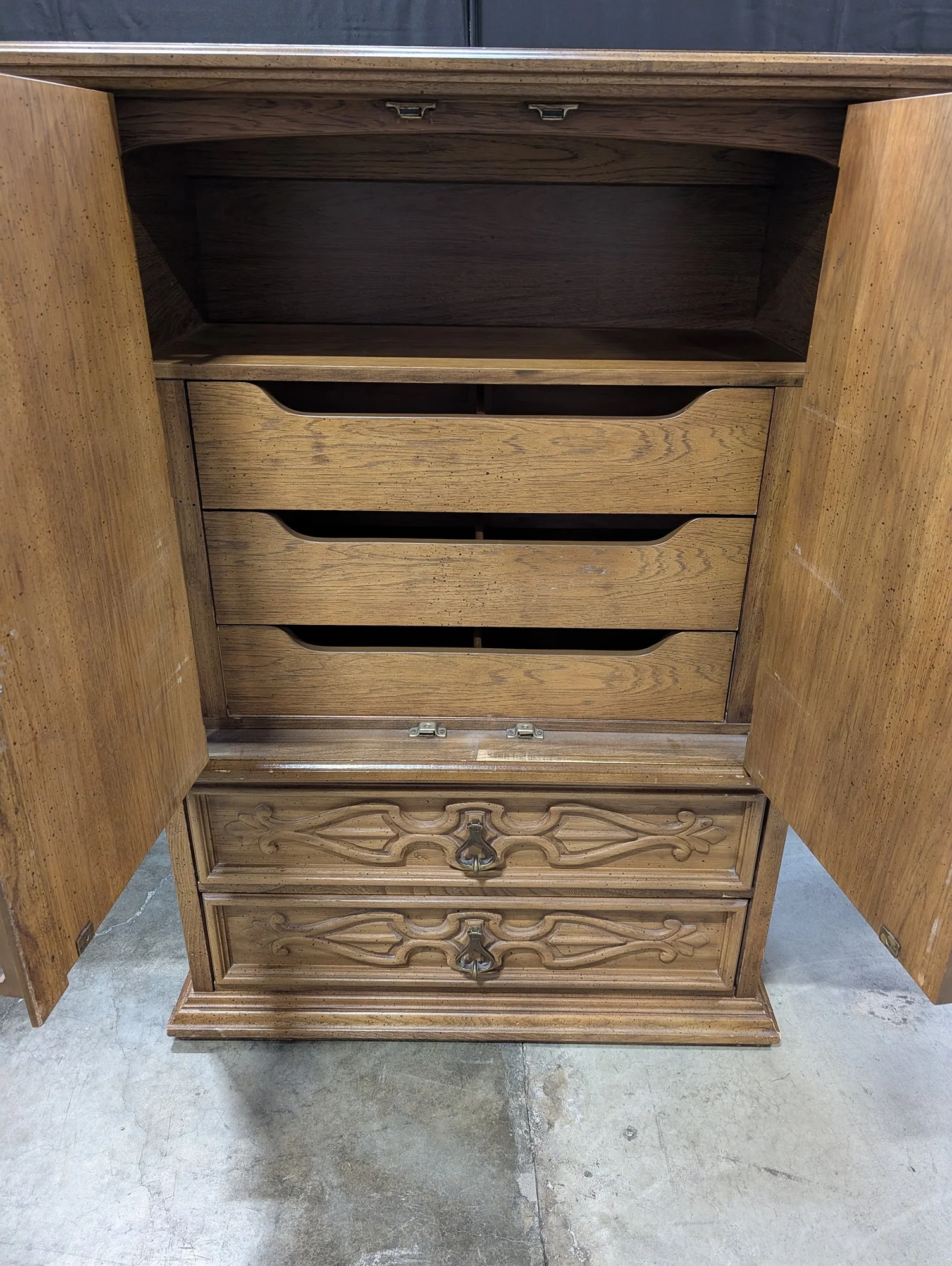 Bassett Furniture Wood Dresser Chest with Decorative Doors - Image 2