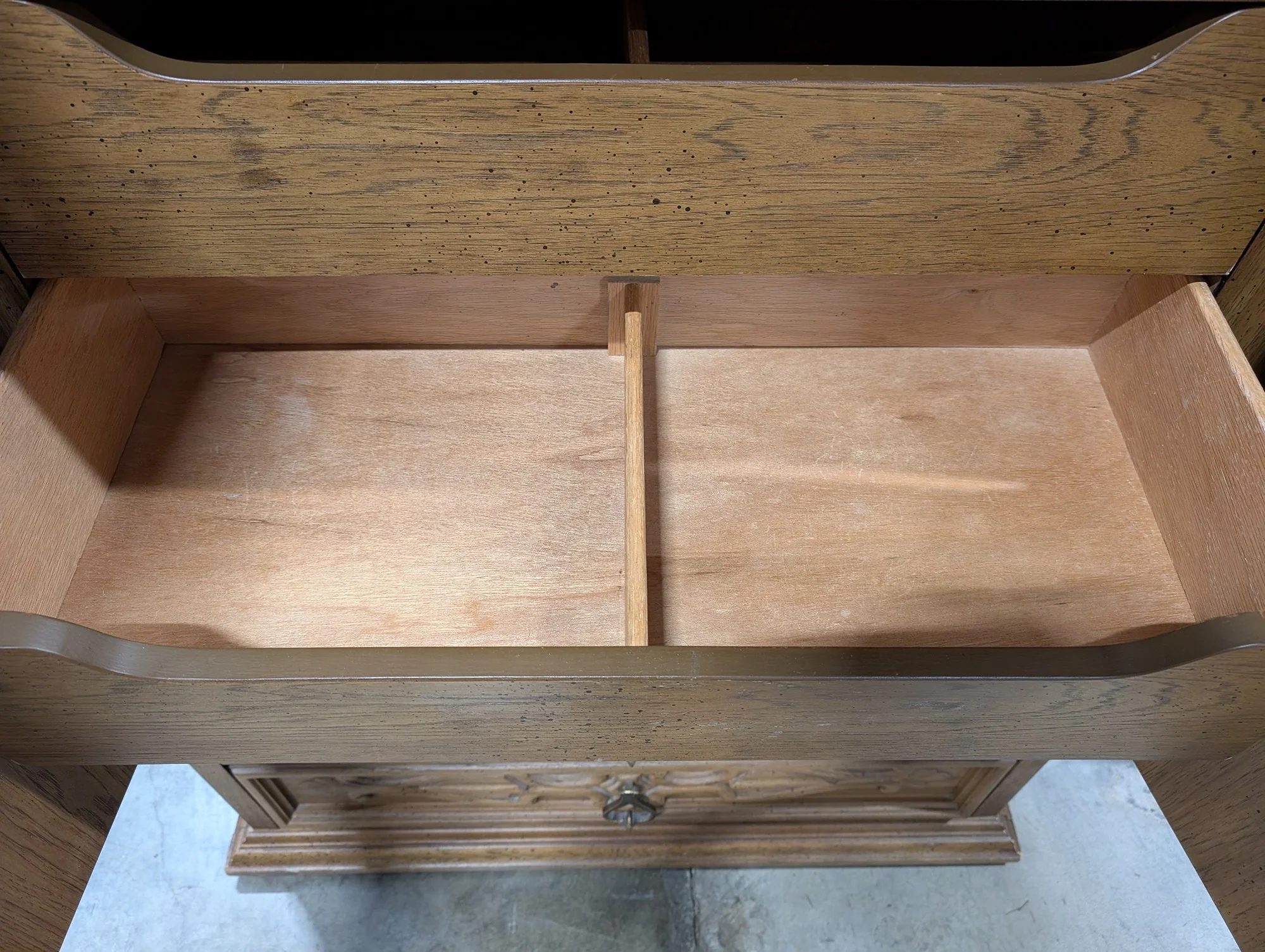 Bassett Furniture Wood Dresser Chest with Decorative Doors - Image 3