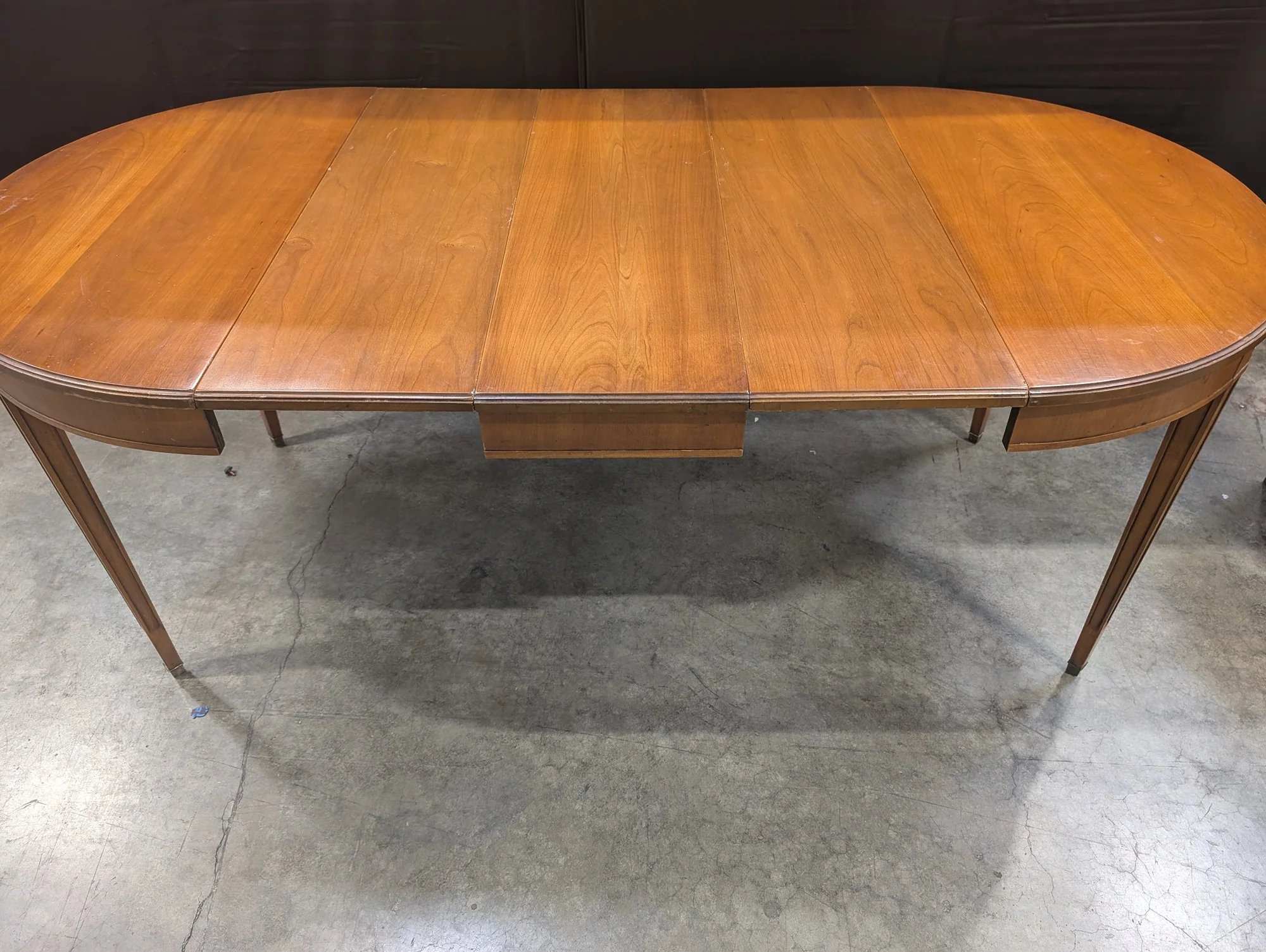 Oval Extension Dining Table with Tapered Legs - Image 2