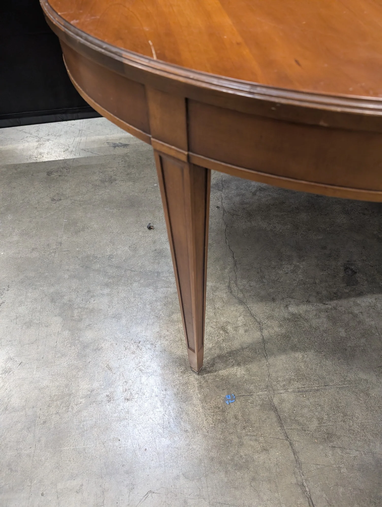 Oval Extension Dining Table with Tapered Legs - Image 3