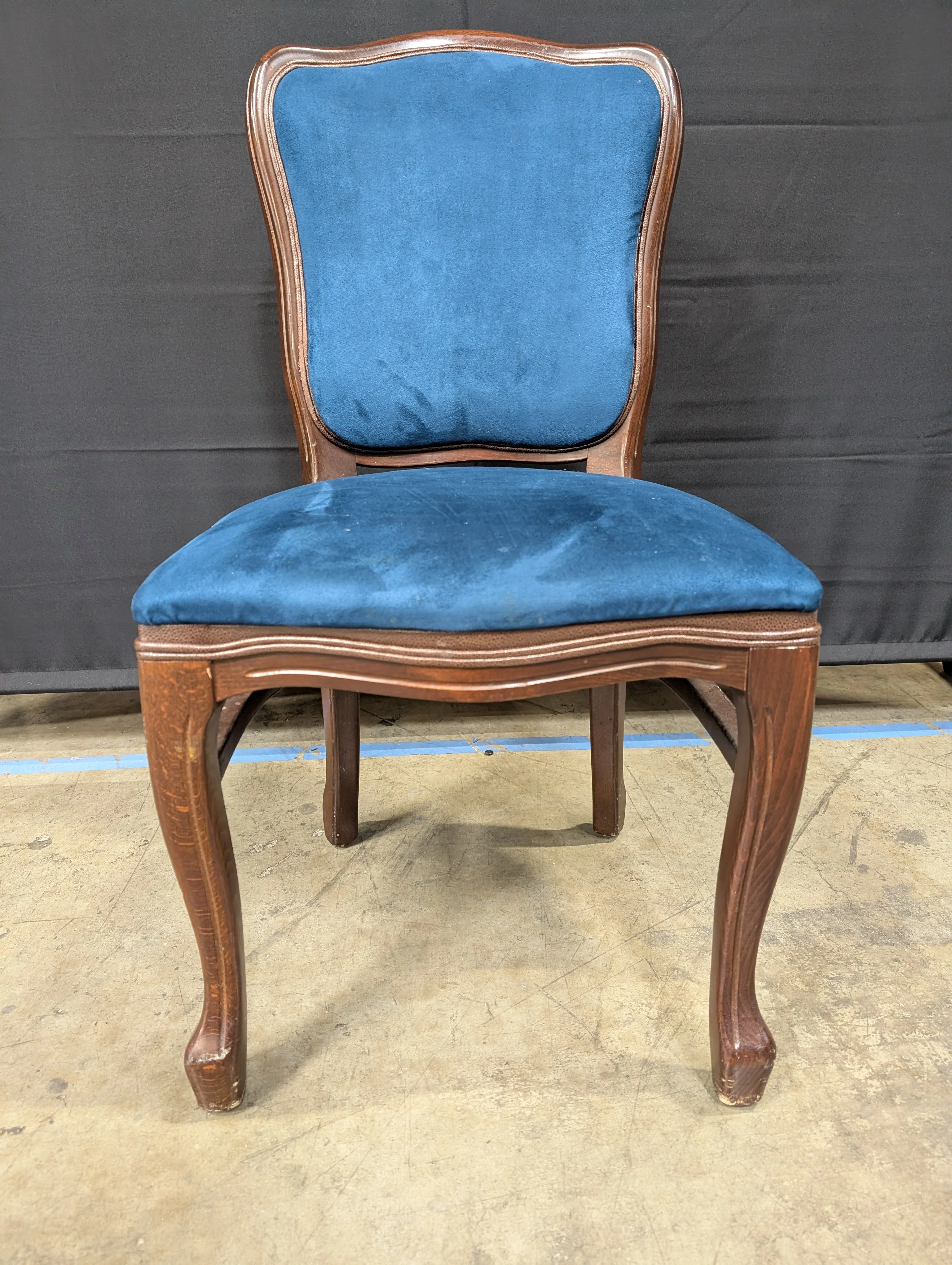 Vintage Style Deep Blue Velvet Accent Chair with Carved Wood Frame - Image 2