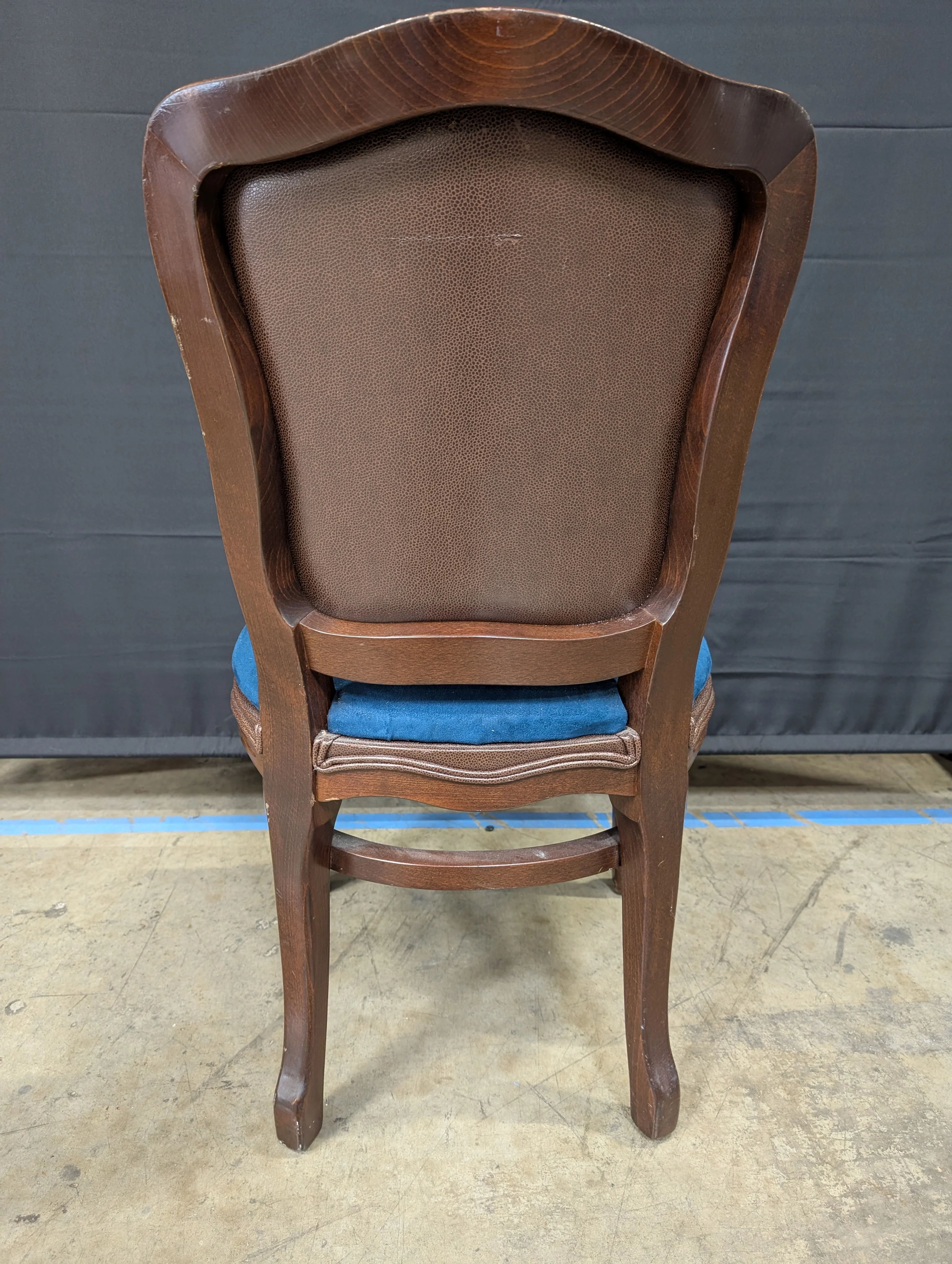 Vintage Style Deep Blue Velvet Accent Chair with Carved Wood Frame - Image 3