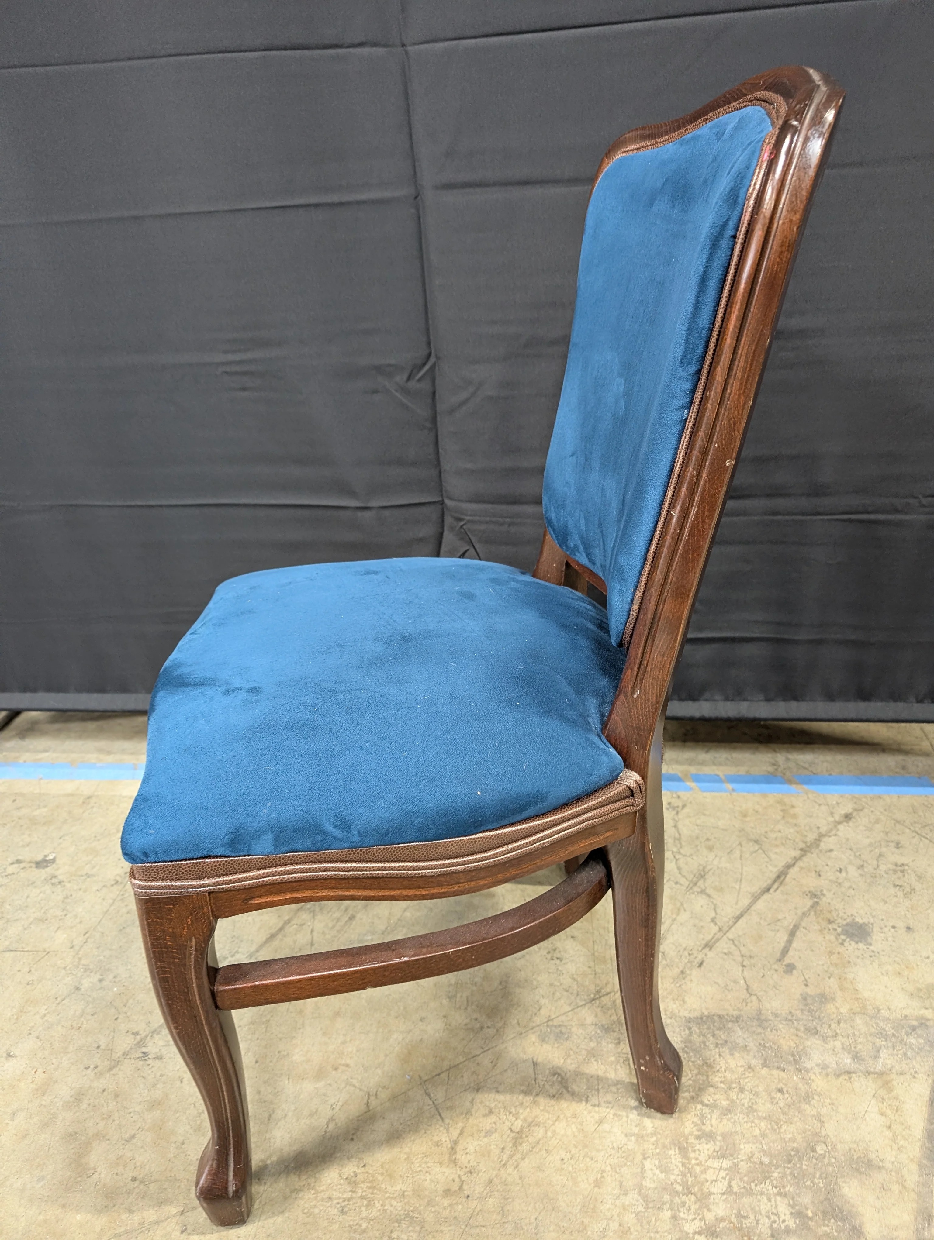 Vintage Style Deep Blue Velvet Accent Chair with Carved Wood Frame - Image 4