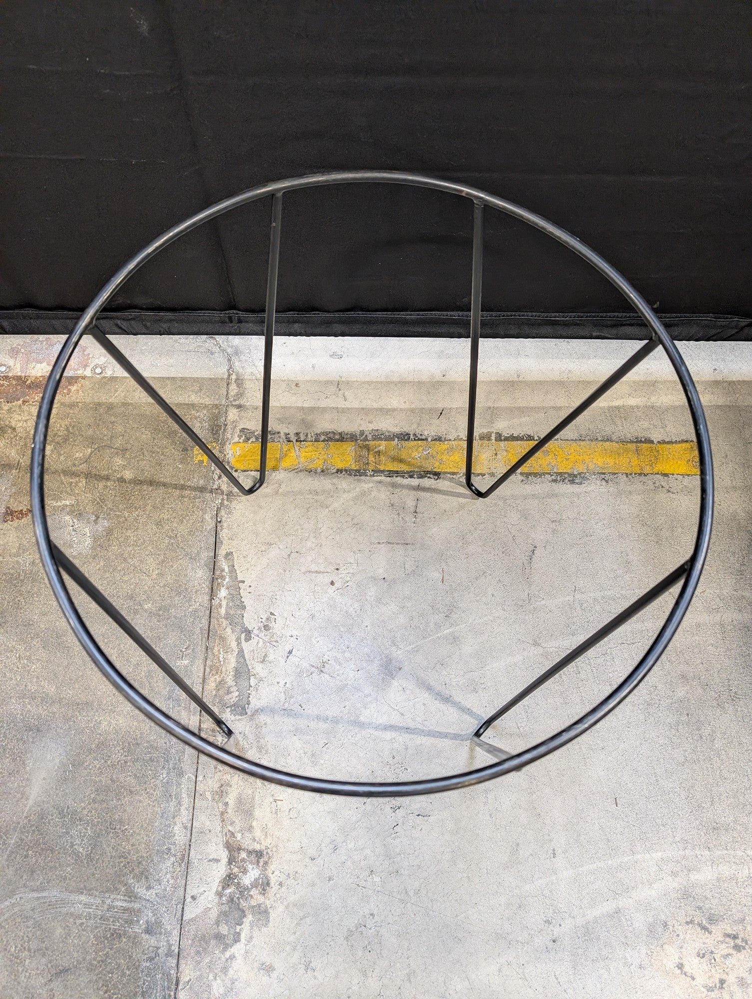 Modern Round Brass Finish Tray Top Accent Table with Hairpin Legs - Image 3