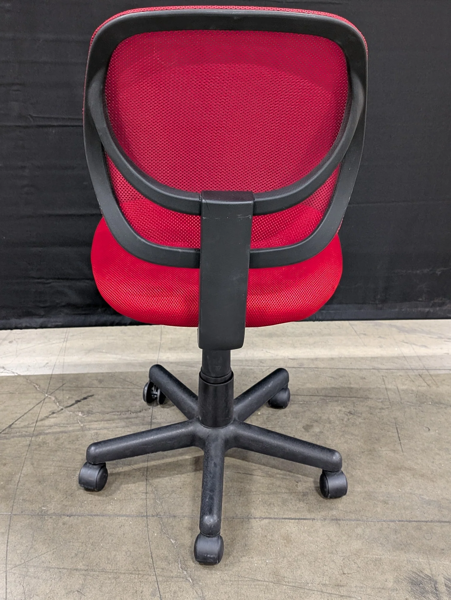 Vibrant Red Mesh Task Chair with Adjustable Height - Image 4