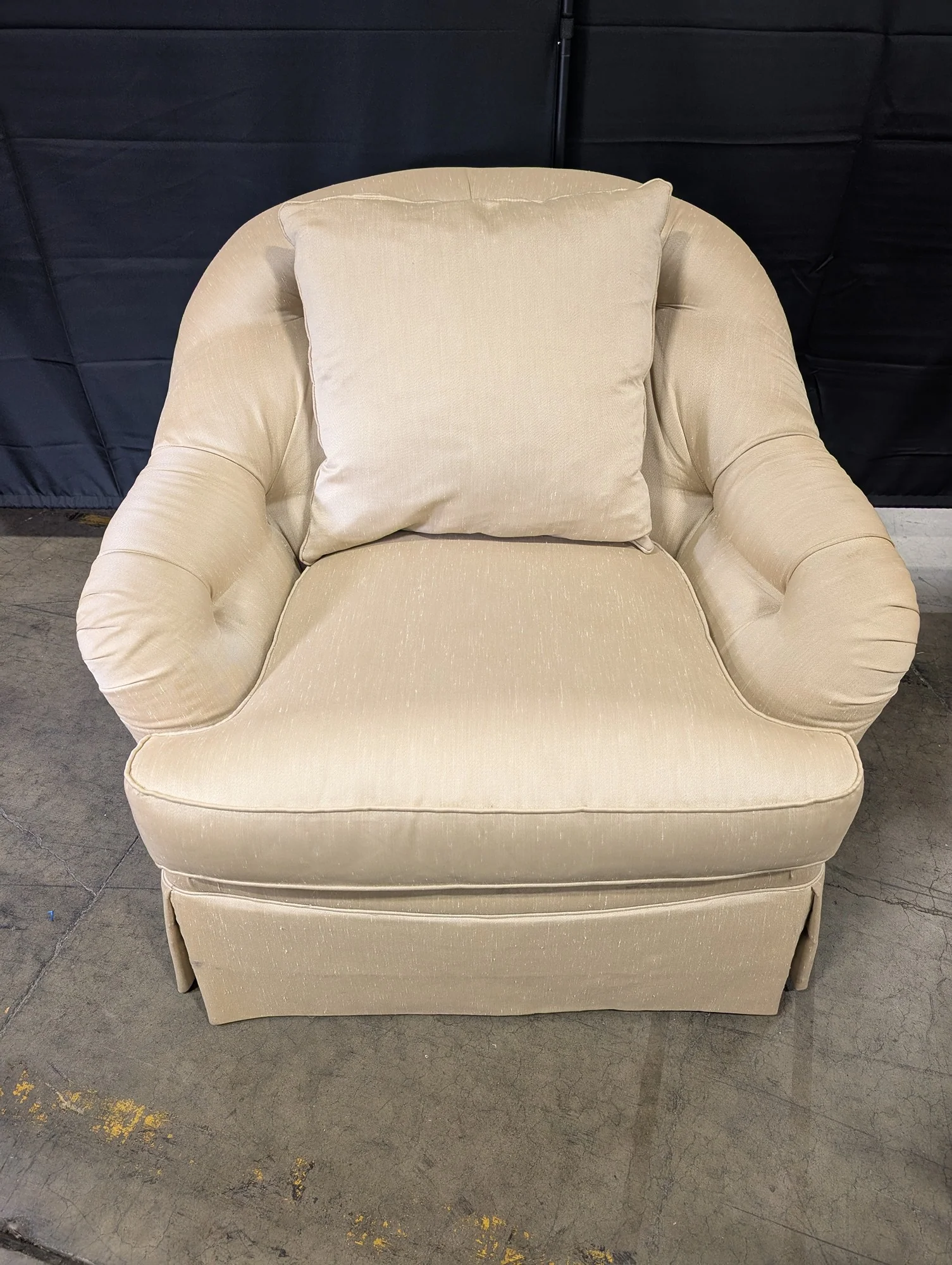 Henredon Classic Tufted Upholstered Club Chair - Image 5