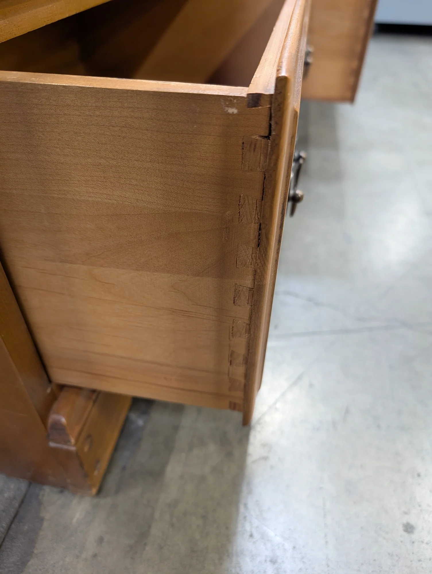 Nantucket Maple Classic Eight Drawer Dresser with Glass Top - Image 3