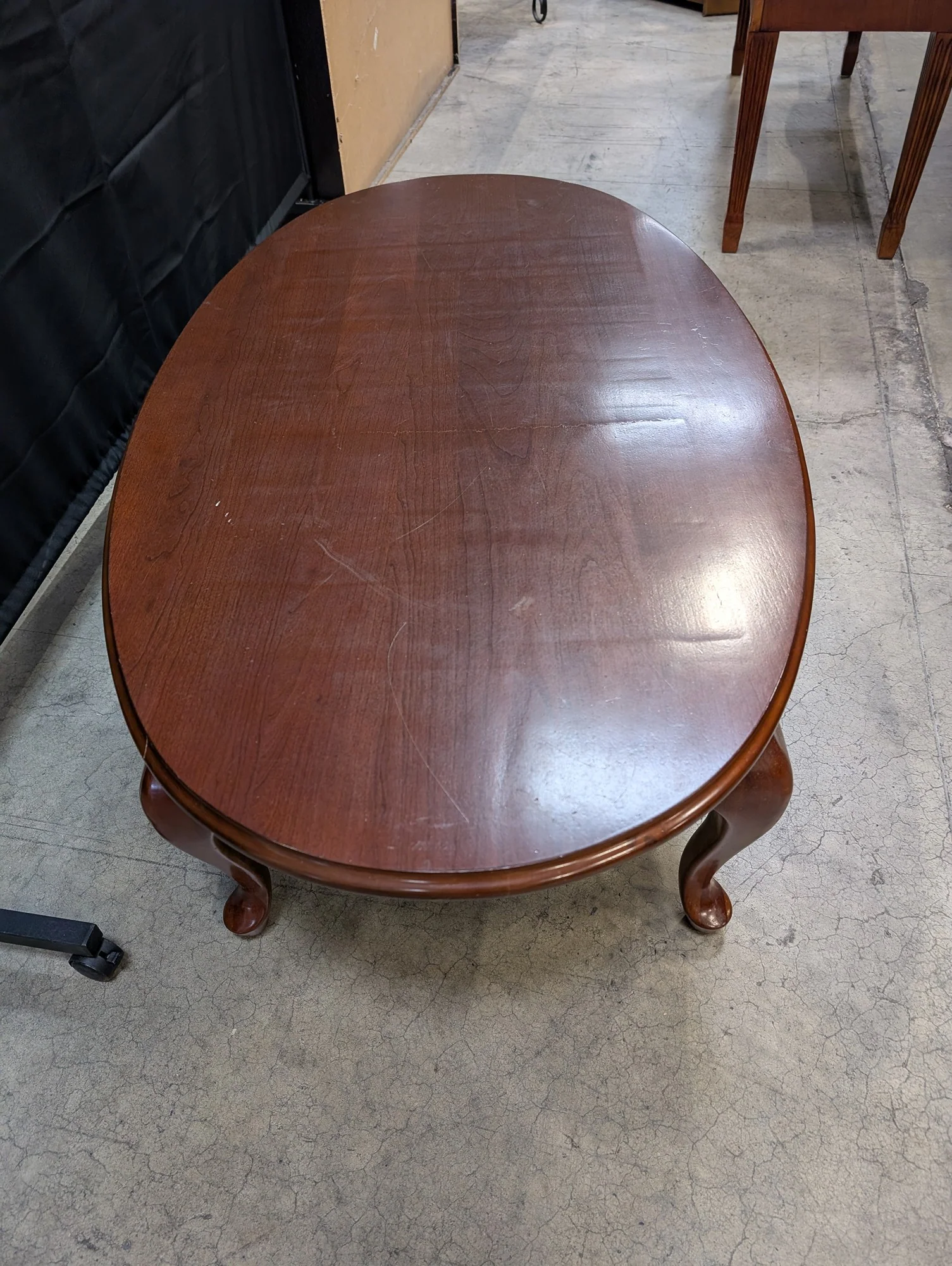 Classic Oval Wood Coffee Table with Cabriole Legs - Image 3