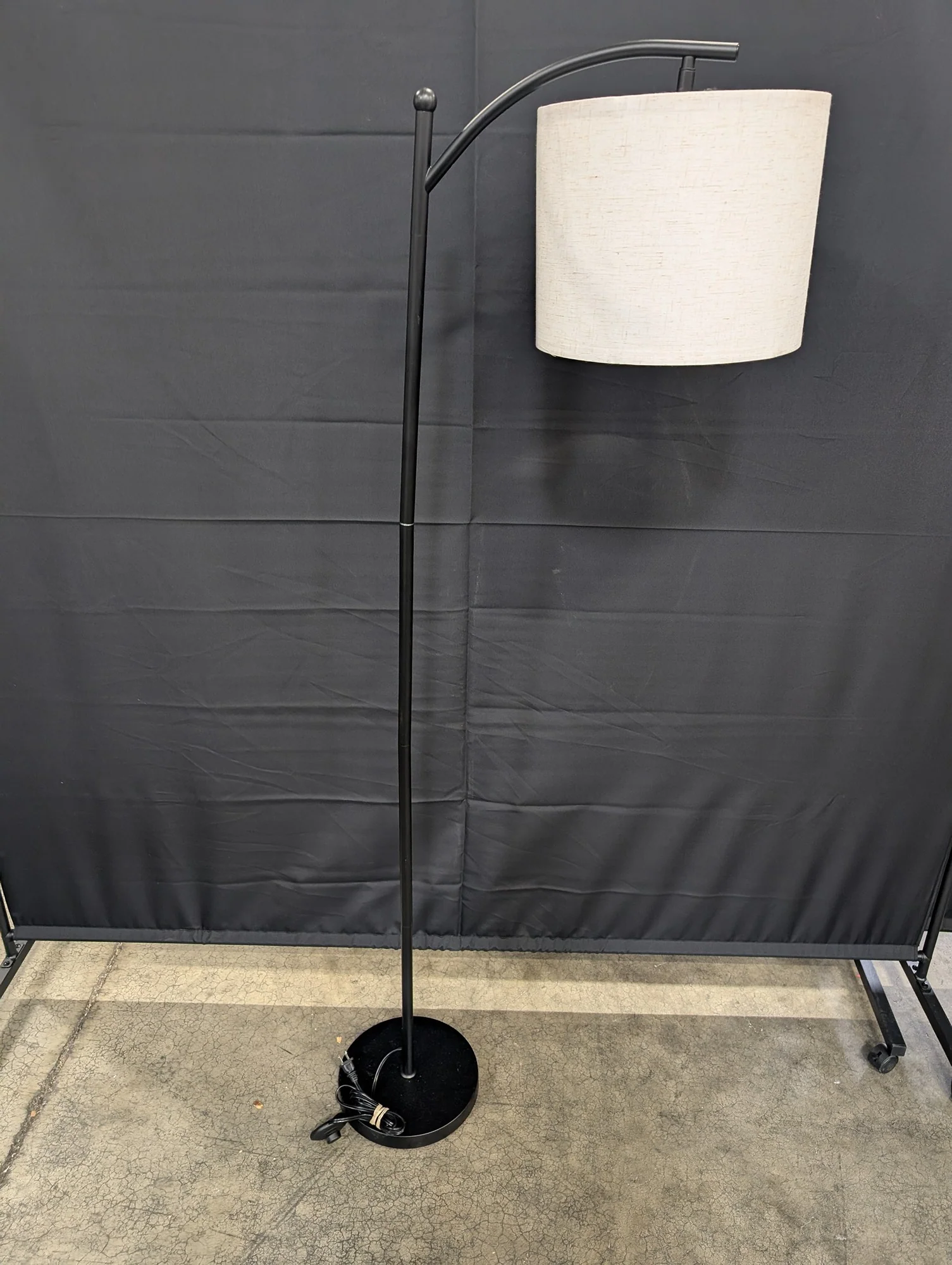 Modern Black Metal Arc Floor Lamp with Off-White Fabric Shade