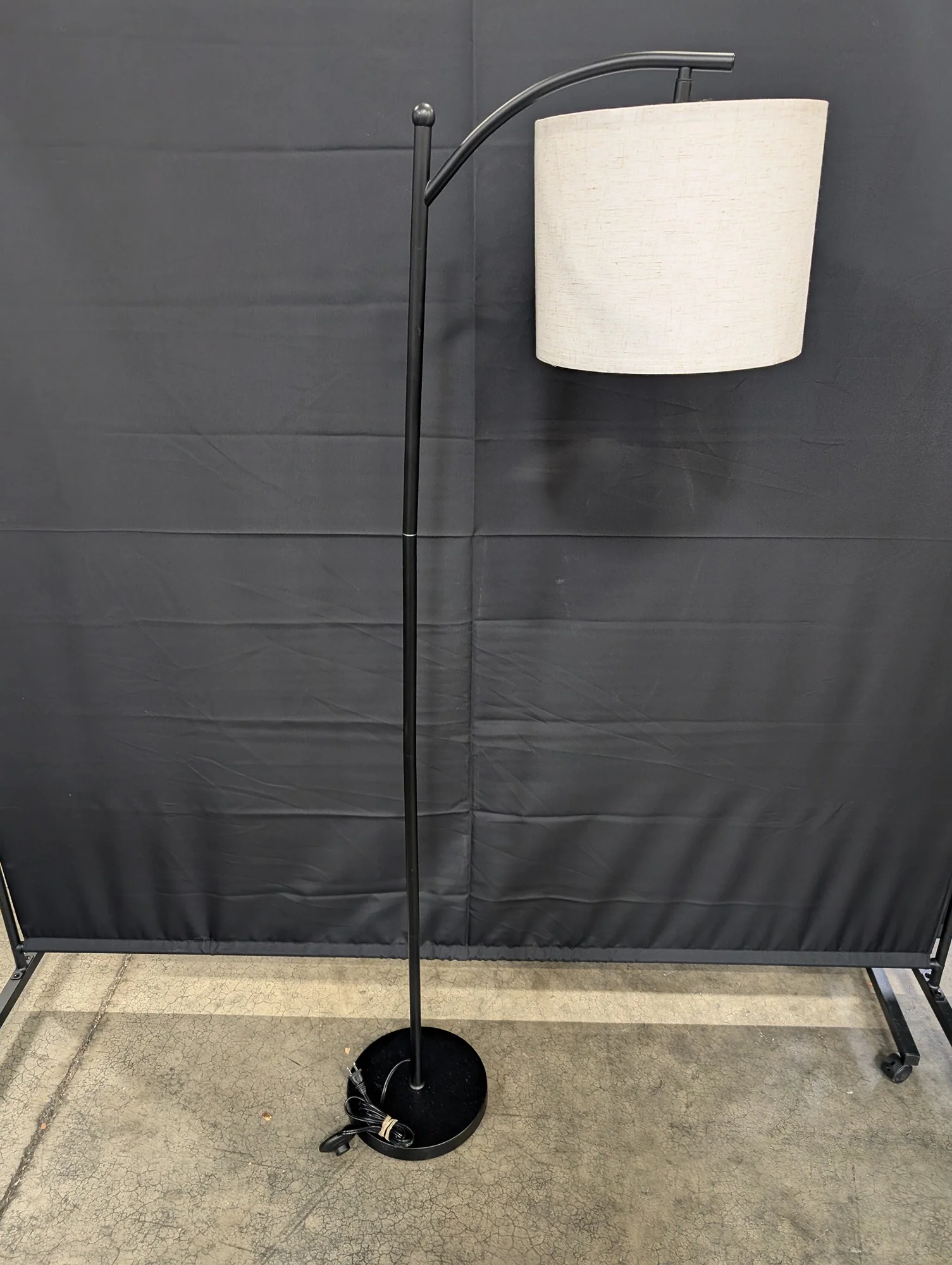 Modern Black Metal Arc Floor Lamp with Off-White Fabric Shade - Image 2